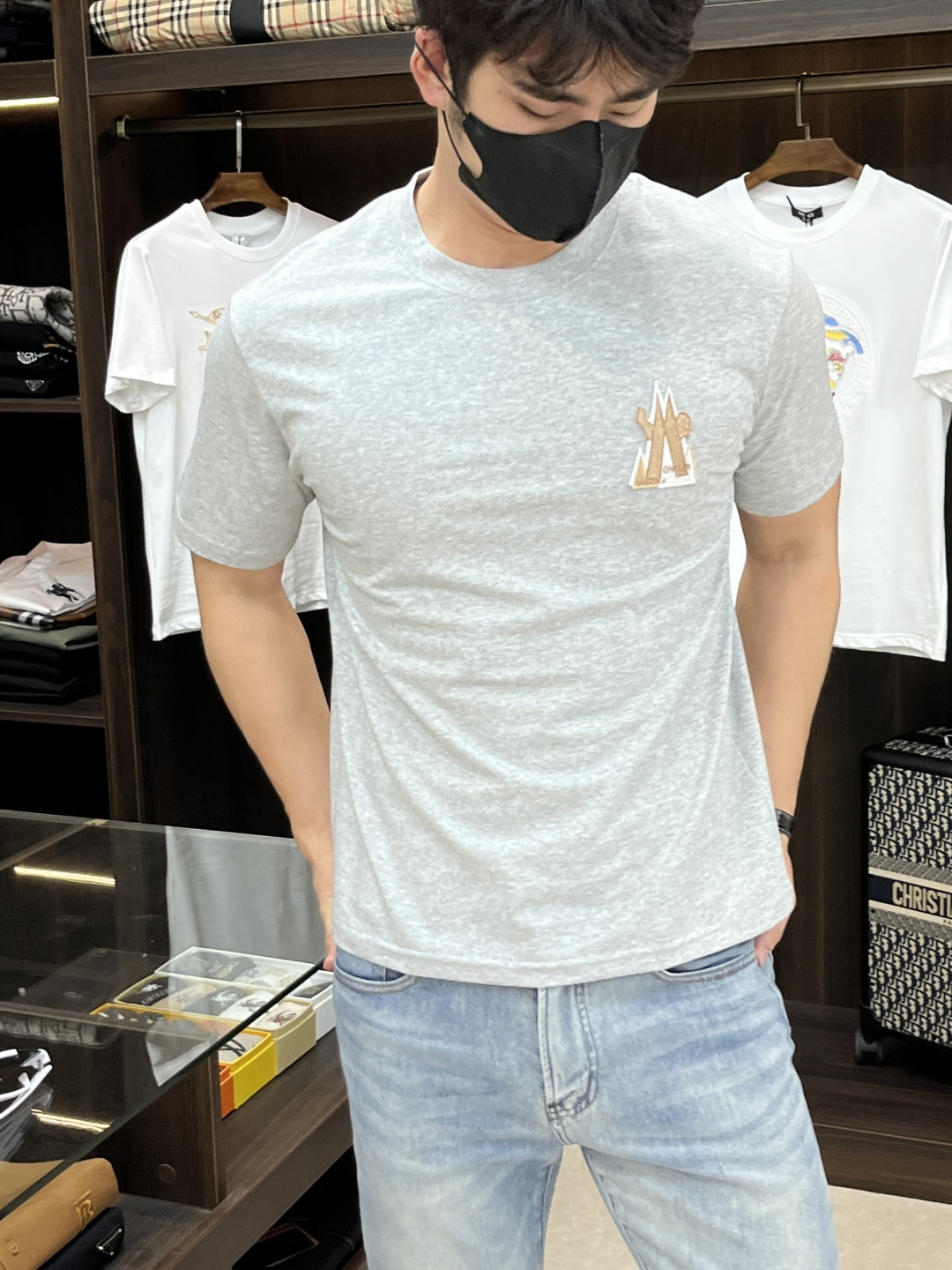 NO:419014,The main recommendation is Moncler hooded exclusively for new fashionable casual round neck short sleeves, high-end original T-shirt, trendy and fashionable casual half-sleeved. It has high breathability and comfort, impeccable details, and the brand element design concept reflects high quality. It presents casual cuts, and the upper body style is superb!  M-3XL H new model first release, Moncler, T-shirt,tees, t-shirt,alexander wang19860909主推 Moncler 蒙口 独家专供新款时尚休闲圆领短袖,高端原单T恤,潮流时尚休闲半袖 透气舒适度高,细节无可挑剔,品牌元素设计理念,体现高品质.呈现休闲裁剪,上身版型超赞！码数M-3XL H新款首发,,Moncler,T-shirt,tees，t-shirt,alexander wang,Men's clothing