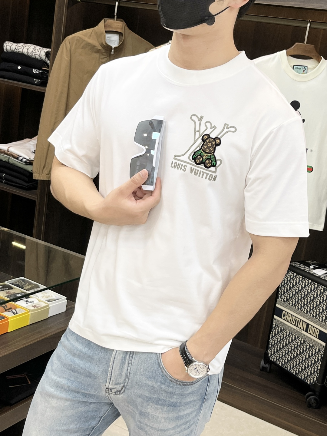 NO:419050,The main recommendation is LV donkey brand. It is exclusively available for new fashionable casual round neck short sleeves, high-end original single T-shirt, trendy and fashionable casual half-sleeved. It has high breathability and comfort, impeccable details, and the brand element design concept reflects high quality. It presents casual cut and has a great upper body style!  M-3XL H new model debut, louis vuitton,louis vuitton,t-shirt,tees,t-shirt,alexander wang19860909主推 LV 驴牌 独家专供新款时尚休闲圆领短袖,高端原单T恤,潮流时尚休闲半袖 透气舒适度高,细节无可挑剔,品牌元素设计理念,体现高品质.呈现休闲裁剪,上身版型超赞！码数M-3XL H新款首发,,louis vuitton,louis vuitton,T-shirt,tees，t-shirt,alexander wang,Men's clothing