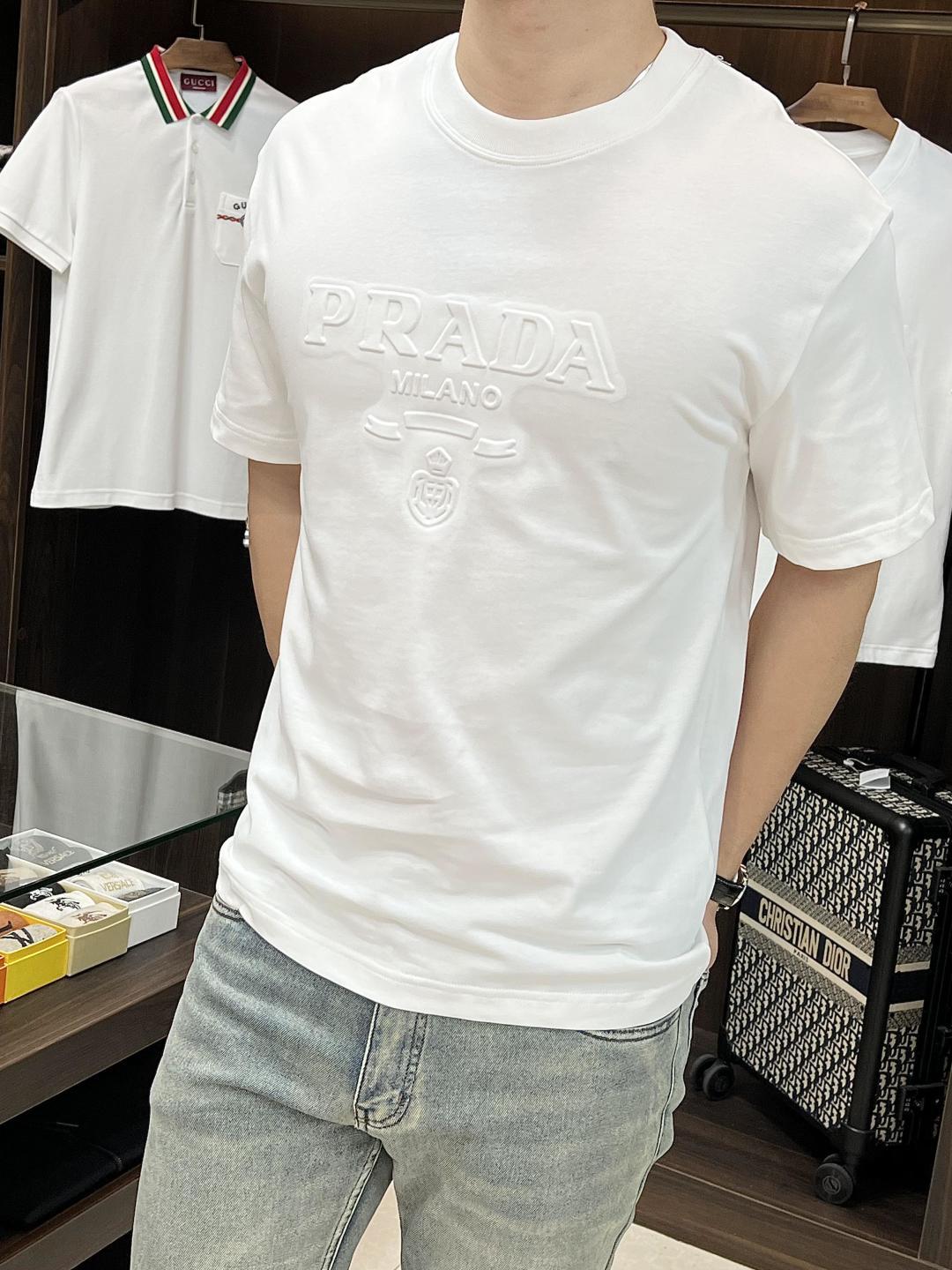 NO:419068,The main recommendation is Prada exclusively for the new spring style Prada fashion casual round neck short sleeves, pure cotton fabric original single craft high-end European version original single T-shirt, trendy and fashionable casual half-sleeved, breathable and comfortable, impeccable details, brand element design concept, reflecting high quality. It presents casual cut, and the upper body style is superb!  Code number Xs-XL H2025 new model first release, prada, prada, T-shirt, tees, t-shirt, alexander wang19860909主推 Prada 独家专供春季新款普拉达时尚休闲圆领短袖,纯棉面料原单工艺高端欧版原单T恤,潮流时尚休闲半袖 透气舒适度高,细节无可挑剔,品牌元素设计理念,体现高品质.呈现休闲裁剪,上身版型超赞！ 码数Xs-XL H2025新款首发,,prada,prada,T-shirt,tees，t-shirt,alexander wang,Men's clothing