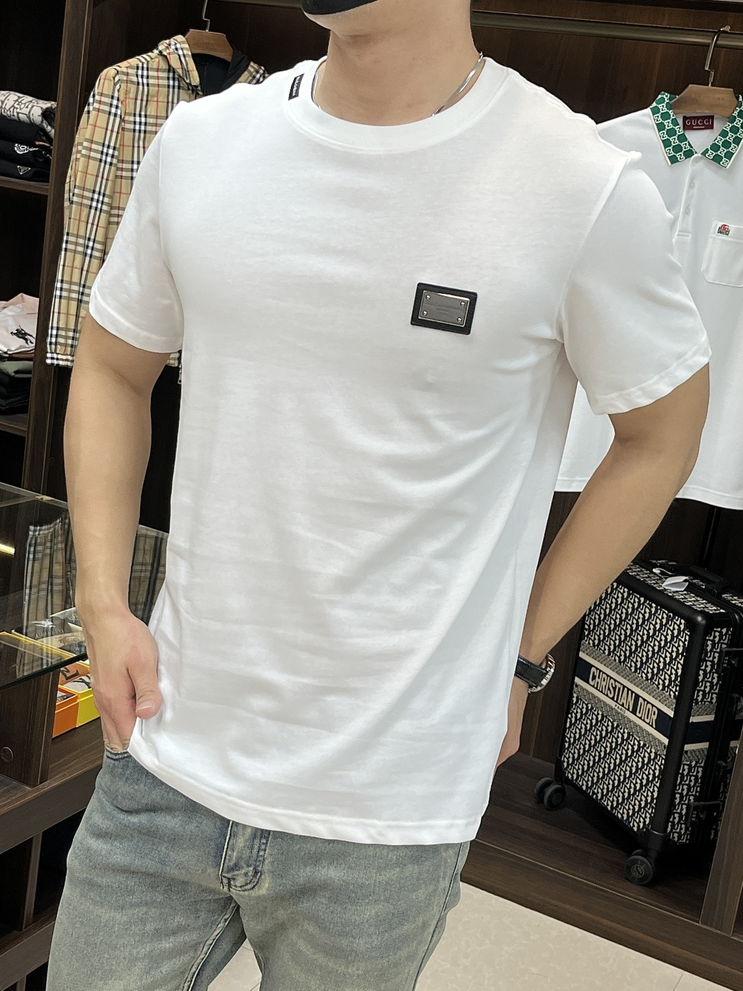 NO:419097,The main recommendation D&G is exclusively designed for the new spring Dolce & Gabbana fashion casual round neck short sleeves, wide version high-density 280g pure cotton fabric, high-end needle embroidery, high-end European version original single T-shirt, trendy and fashionable casual half-sleeved, high breathable and comfortable, impeccable details, brand element design concept, reflecting high quality. It presents casual cut, and the upper body style is excellent!  S-XXL H2025 new model debut, Dolce & Gabbana, Dolce & Gabbana, T-shirt, tees, t-shirt, alexander wang19860909主推 D&G 独家专供春季新款杜嘉班纳时尚休闲圆领短袖,阔版高密度280克纯棉面料,高级密针刺绣、高端欧版原单T恤,潮流时尚休闲半袖 透气舒适度高,细节无可挑剔,品牌元素设计理念,体现高品质.呈现休闲裁剪,上身版型超赞！码数S-XXL H2025新款首发,,Dolce&Gabbana,Dolce&Gabbana,T-shirt,tees，t-shirt,alexander wang,Men's clothing