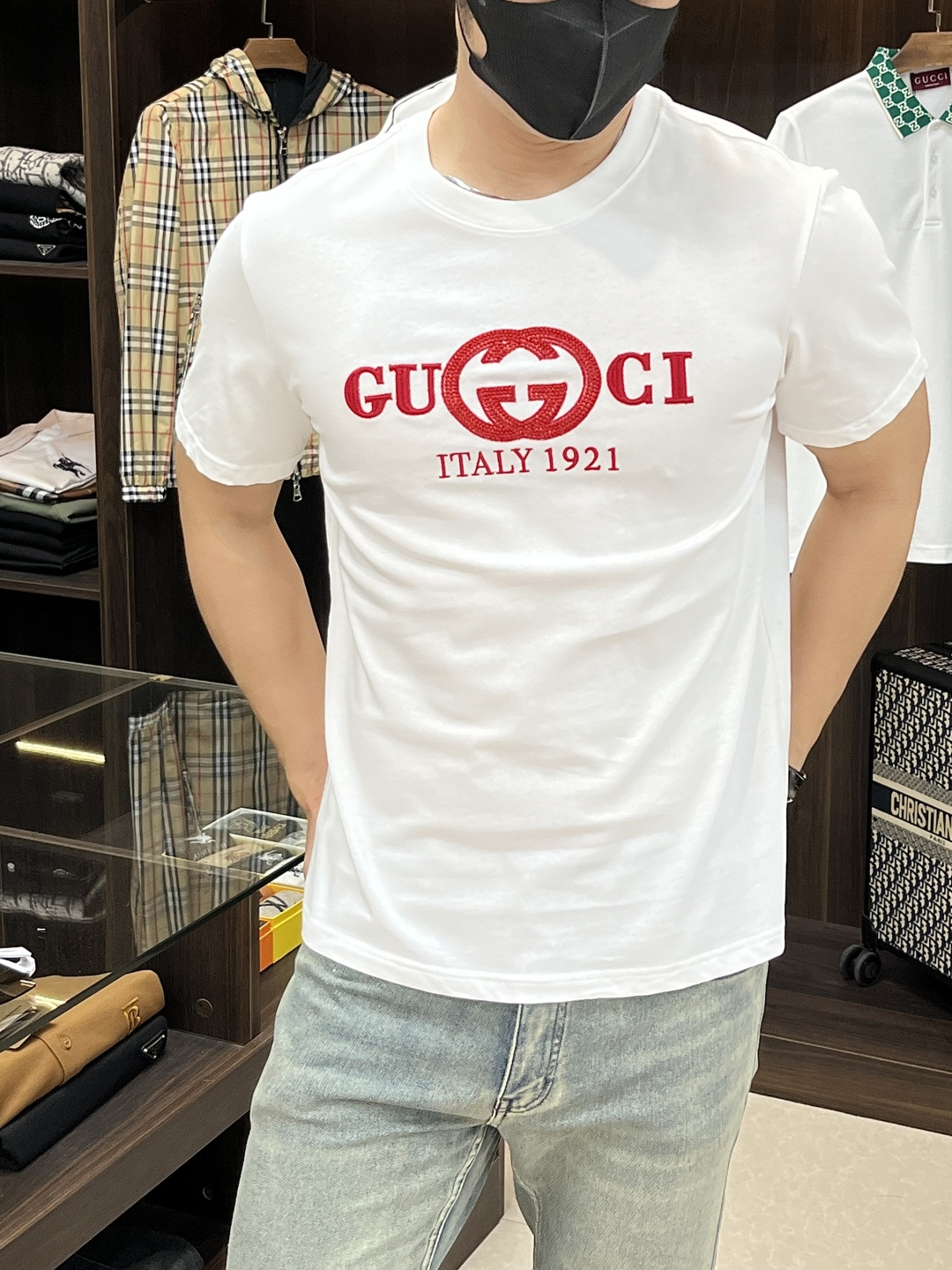 NO:419109,The main recommendation Gucci is exclusively designed for the new spring Gucci fashion casual round neck short sleeves, wide version high-density 280g pure cotton fabric, high-end needle embroidery, high-end European version original single T-shirt, trendy and fashionable casual half-sleeved, high breathable and comfortable, impeccable details, brand element design concept, reflecting high quality. It presents casual cut, and the upper body style is excellent!  S-XXL H2025 new model first release, gucci, gucci, T-shirt, tees, t-shirt, alexander wang19860909主推 Gucci 独家专供春季新款古驰时尚休闲圆领短袖,阔版高密度280克纯棉面料,高级密针刺绣、高端欧版原单T恤,潮流时尚休闲半袖 透气舒适度高,细节无可挑剔,品牌元素设计理念,体现高品质.呈现休闲裁剪,上身版型超赞！码数S-XXL H2025新款首发,,gucci,gucci,T-shirt,tees，t-shirt,alexander wang,Men's clothing