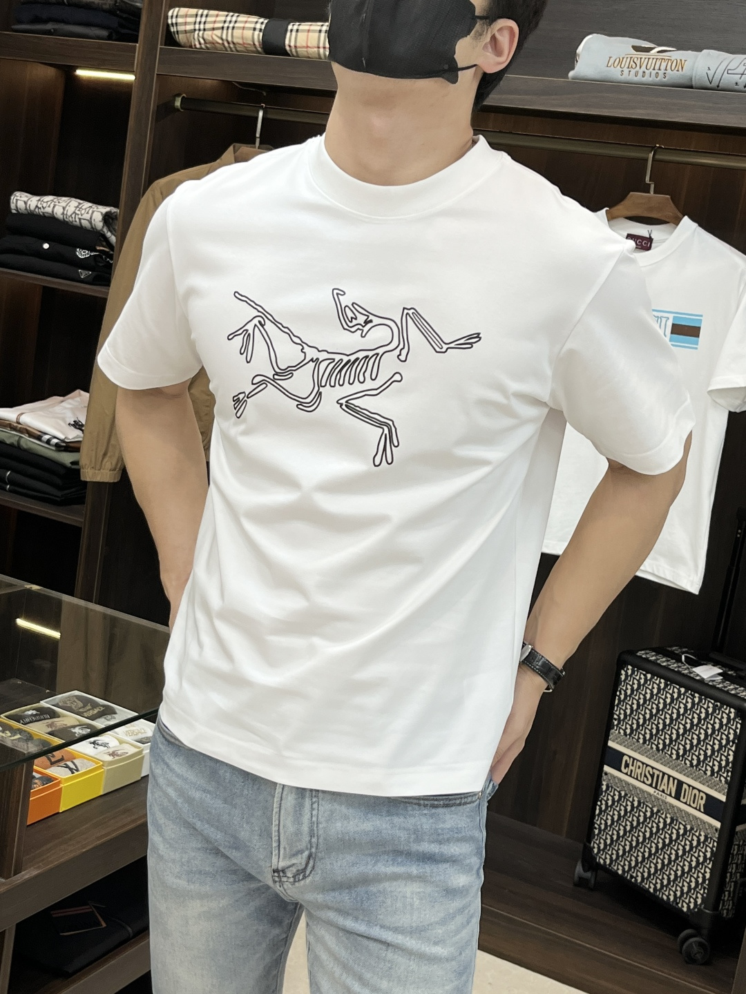 NO:419060,The main recommendation is Archaeopteryx. It is exclusively available for new fashionable casual round neck short sleeves, high-end original single T-shirt, trendy and fashionable casual half-sleeved. It has high breathability and comfort, impeccable details, and the brand element design concept reflects high quality. It presents casual cuts, and the upper body style is superb!  Code Number M-3XL H new model first release, arc'teryx, T-shirt,tees, t-shirt,alexander wang19860909主推 始祖鸟 独家专供新款时尚休闲圆领短袖,高端原单T恤,潮流时尚休闲半袖 透气舒适度高,细节无可挑剔,品牌元素设计理念,体现高品质.呈现休闲裁剪,上身版型超赞！码数M-3XL H新款首发,arc'teryx,T-shirt,tees，t-shirt,alexander wang,Men's clothing