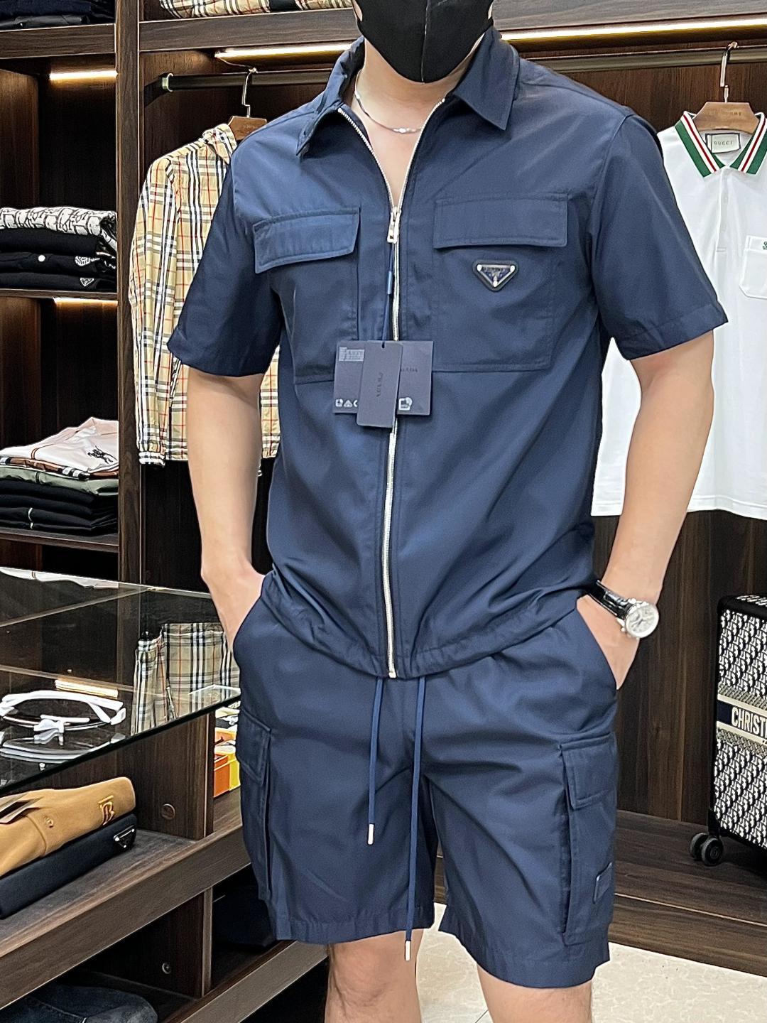 NO:428862,The latest fashion designer Prada Lapel Cardigan Short Sleeve Shorts Set is the main feature of Prada Early Spring 2025. The details show the high-end structural tailoring design changes to show the diverse image changes of men, slim and neat, tailoring, and satisfy the popular multi-layered outfits nowadays, and the versatile style of life!  Number of codes 48-56 H2025 new model first release, prada, prada, shorts, T-shirt, alexander wang19860909主推 Prada 早春款2025最新款时尚设计师款普拉达翻领开衫短袖短裤套装,处处细节显工艺足够的高级结构性剪裁的设计改变来展现男士多样的形象变化,修身利落、剪裁合体,满足时下正流行的多层次穿搭,生活百搭款式！ 码数48-56 H2025新款首发,,prada,prada,shorts,T-shirt,alexander wang,Men's clothing