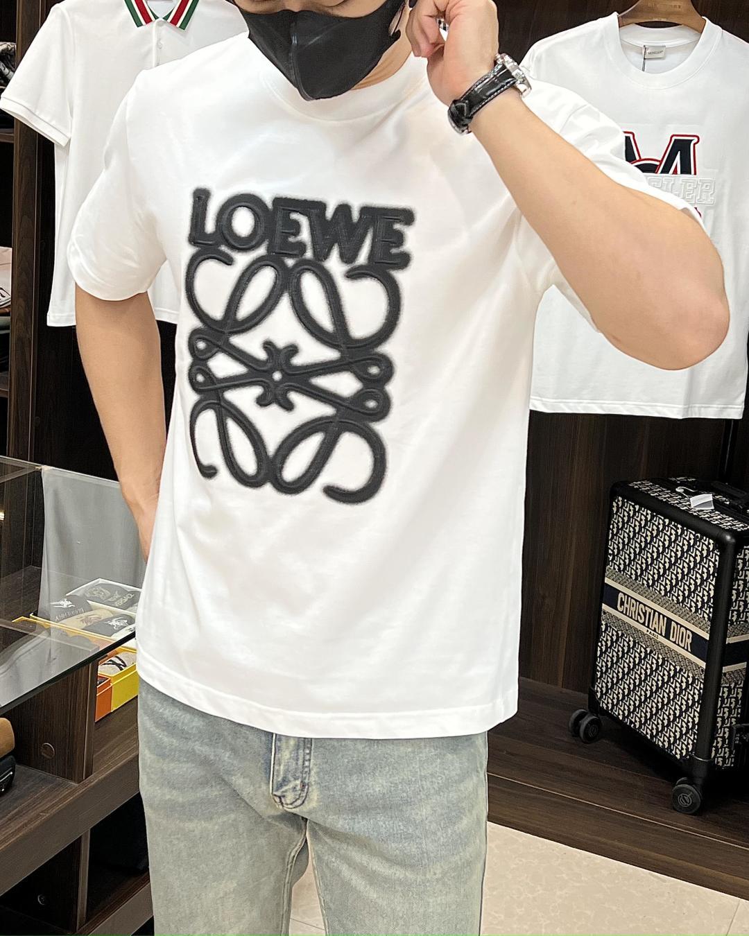 NO:419075,The main recommendation is Loewe. It is exclusively designed for the new spring style of Loewe, the original single craft of pure cotton fabric, the original single European version of the original single T-shirt, the fashionable and casual half-sleeved, the breathable and comfortable, the details are impeccable, the brand element design concept reflects high quality. It presents casual cut, and the upper body style is superb!  Code Number Xs-XL H2025 new model first release, loewe, loewe, T-shirt, tees, t-shirt, alexander wang19860909主推 Loewe 独家专供春季新款罗意威时尚休闲圆领短袖,纯棉面料原单工艺高端欧版原单T恤,潮流时尚休闲半袖 透气舒适度高,细节无可挑剔,品牌元素设计理念,体现高品质.呈现休闲裁剪,上身版型超赞！ 码数Xs-XL H2025新款首发,,loewe,loewe,T-shirt,tees，t-shirt,alexander wang,Men's clothing