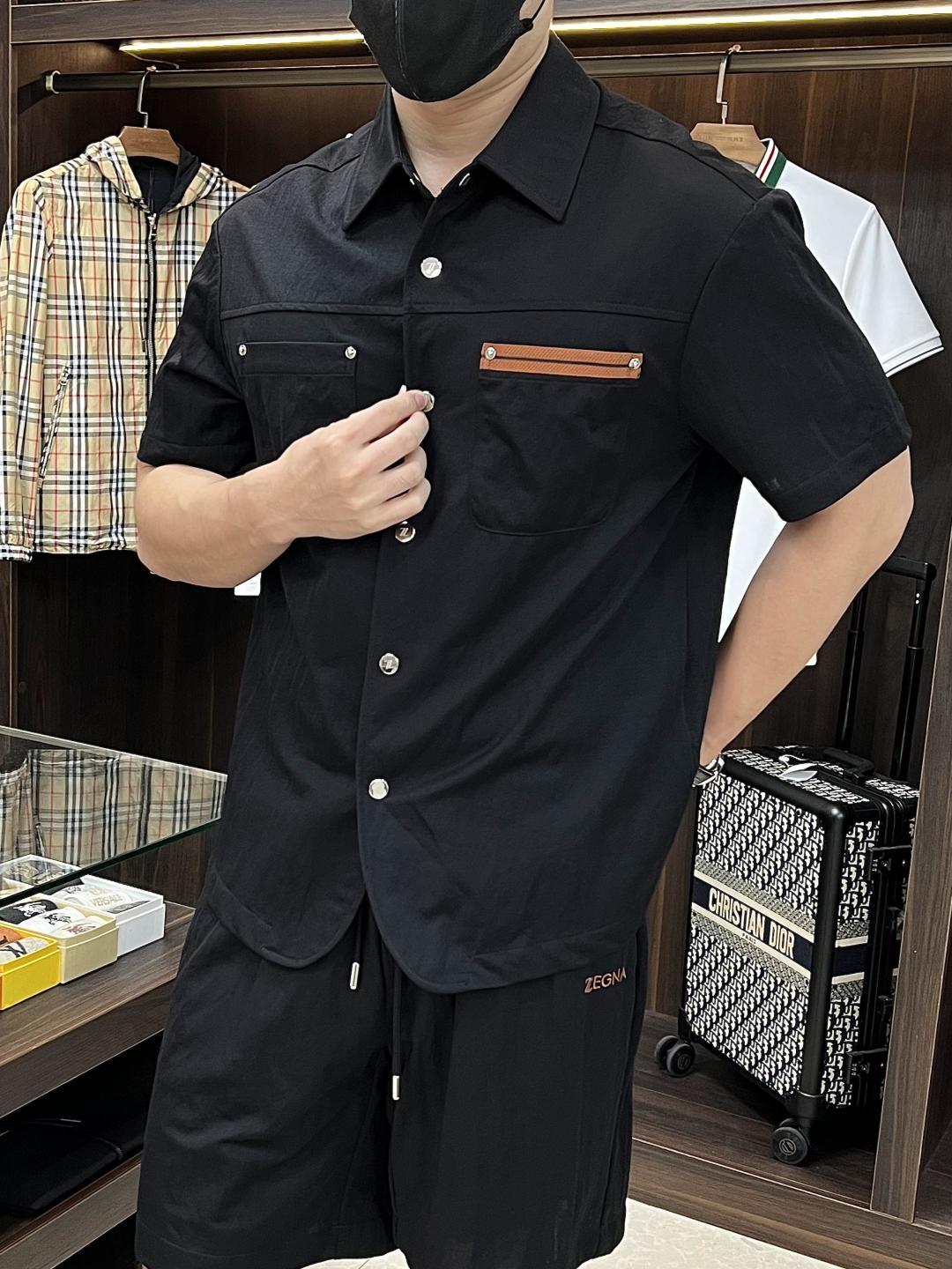 NO:419120,The main recommendation is Zegna early spring 2025 latest fashion designer Jenya lapel cardigan short-sleeved shorts suit. The details show the high-end structural tailoring design changes to show the diverse image changes of men, slim and neat, tailoring, and satisfy the popular multi-layered outfits nowadays, and the versatile style of life!  Number of codes 48-56 H2025 new model first release, zegna, shorts, T-shirt, alexander wang19860909主推 Zegna 早春款2025最新款时尚设计师款杰尼亚翻领开衫短袖短裤套装,处处细节显工艺足够的高级结构性剪裁的设计改变来展现男士多样的形象变化,修身利落、剪裁合体,满足时下正流行的多层次穿搭,生活百搭款式！ 码数48-56 H2025新款首发,,zegna,shorts,T-shirt,alexander wang,Men's clothing