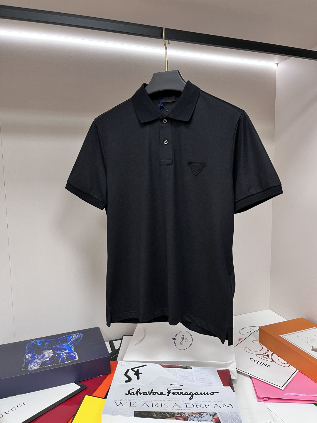 NO:415460,The main recommendation is Prada 25SS new triangle micro-label polo shirt. This cotton Polo shirt presents a sporty and lively casual look, outlining classic lines. Short-sleeved design, paired with shiny buttons and the iconic triangle logo in the same color that is reinterpreted with conceptual design. Highly recommended!  Color black white dark green S M LXL, prada, prada, T-shirt, alexander wang19860909主推 Prada 普拉达 25SS新款三角微标polo衫这款棉质Polo衫呈现充满运动活力的休闲造型,勾勒出经典线条.短袖设计,搭配闪闪发光的纽扣与采用概念化设计重新演绎的标志性同色系三角形徽标.强烈推荐！ 颜色黑色 白色 墨绿 码数S M LXL,,prada,prada,T-shirt,alexander wang,Men's clothing