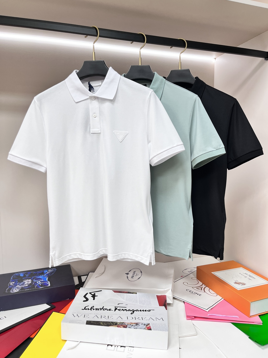 NO:415466,The main recommendation is Prada 25SS new triangle micro-label polo shirt Prada This cotton polo shirt presents a sporty and lively casual look, outlining classic lines. Short-sleeved design, paired with shiny buttons and the iconic triangle logo in the same color reinterpreted with a conceptual design. Highly recommended!  Color black white dark green S M LXL, prada, prada, T-shirt, alexander wang19860909主推 Prada 25SS新款三角微标polo衫普拉达这款棉质Polo衫呈现充满运动活力的休闲造型,勾勒出经典线条.短袖设计,搭配闪闪发光的纽扣与采用概念化设计重新演绎的标志性同色系三角形徽标.强烈推荐！ 颜色黑色 白色 墨绿 码数S M LXL,,prada,prada,T-shirt,alexander wang,Men's clothing