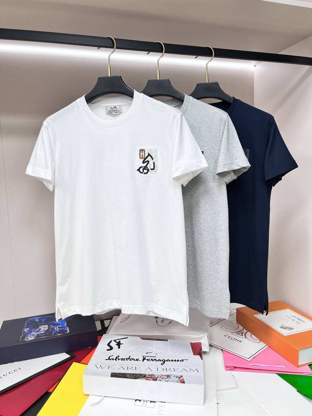 NO:415472,The main recommendation is HERMES 25SS new leather T-shirt Hermes This short T is made of all cotton fabric, with the front chest decorated with 'H Puzzle' washable lambskin mini patches. The style is super positive, and the style is new and unique. Highly recommended!  Color white gray navy code S M L XL,,hermes,hermes,tees,t-shirt,alexander wang19860909主推 HERMES 25SS新款皮革T恤爱马仕这款短T采用全棉面料制作而成,前胸饰有“H Puzzle”可水洗羊羔皮迷你贴饰,版型超正,款式新款独特,强烈推荐！ 颜色白色 灰色 海军蓝 码数S M L XL,,hermes,hermes,tees，t-shirt,alexander wang,Men's clothing