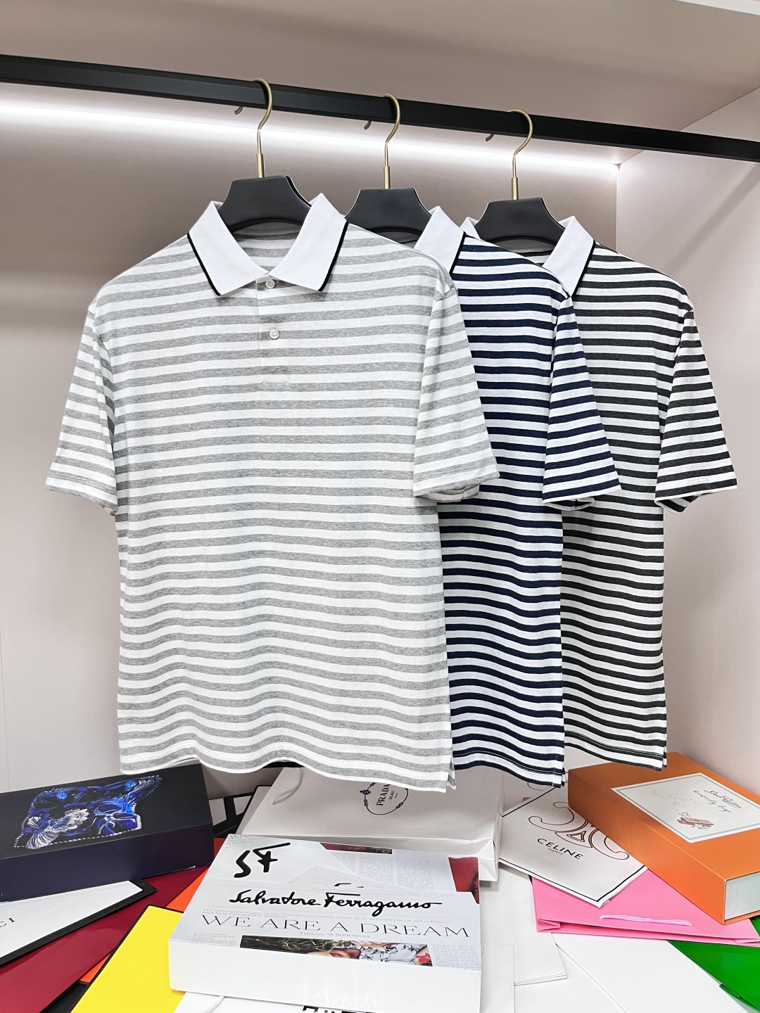 NO:415413,The main recommendation is Lss' new linen cotton striped polo shirt LP This polo shirt is made of linen cotton fabric. The contrasting striped style increases the fashion personality of the style. The contrasting collar lapel design increases the sense of high-end elegance. The button opening and closing is a must-have item for men's business and leisure, and the upper body effect is excellent. Highly recommended!  Light gray-white, dark gray-white, blue-white, code S M L XL,,loro piano,alexander wang19860909主推 Lss新款麻棉条纹polo衫LP这款polo衫采用麻棉面料制作而成,撞色条纹款式增加款式的时尚个性,衣领翻领撞色设计,增加高级优雅感,纽扣开合,是男士商务休闲必备单品,上身效果极佳.强烈推荐！ 颜色浅灰白 深灰白 蓝白 码数S M L XL,,loro piana,alexander wang,Men's clothing