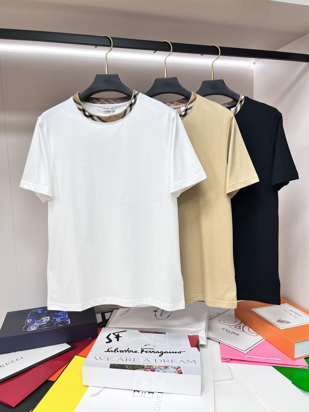 NO:415422,The main recommendation is Burberry 25SS new plaid decorative cotton T-shirt Burberry This T-shirt is made of flat cotton fabric to present a casual style. It incorporates the Burberry plaid ribbon design and interprets it in the brand's iconic sand color. There are three colors to choose from, and it is highly recommended!  Color black white khaki S M L XL, burberry, burberry, tees, t-shirt, alexander wang19860909主推 Burberry 25SS新款格纹装饰棉质T恤衫巴宝莉这款T恤衫选用平织棉面料打造,呈现休闲版型.融入Burberry 格纹饰带设计,以品牌标志性沙色演绎.有三个颜色可供挑选,强烈推荐！ 颜色黑色 白色 卡其色 码数S M L XL,,burberry,burberry,tees，t-shirt,alexander wang,Men's clothing