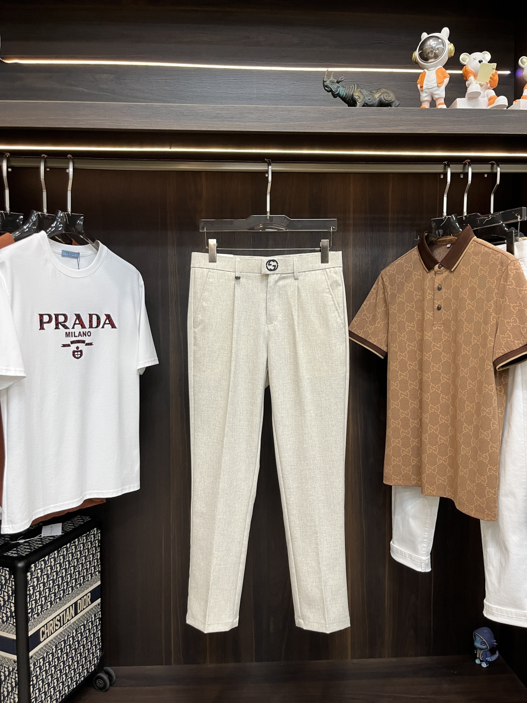 NO:412231,The main recommendation Gucci exclusively supplies new Gucci trendy men's fashionable casual pants high-end European version original single pants, trendy and fashionable casual pants, high breathability and comfort, impeccable details, brand element design concept, reflecting high quality. It presents casual cut, and the upper body style is superb!  Number of codes 29-38 (no 35 37) H new model first release, gucci, gucci, alexander wang19860909主推 Gucci 独家专供新款古驰潮男时尚休闲裤高端欧版原单裤子,潮流时尚休闲裤子 透气舒适度高,细节无可挑剔,品牌元素设计理念,体现高品质.呈现休闲裁剪,上身版型超赞！ 码数29-38（无35 37） H新款首发,,gucci,gucci,alexander wang,Men's clothing