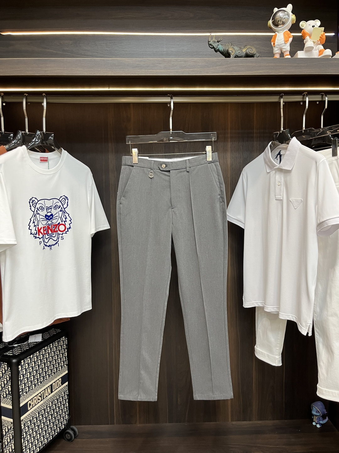 NO:412239,The main recommendation Moncler is exclusively available for new styles of men's fashionable casual pants, high-end European version original single pants, trendy and fashionable casual pants, high breathability and comfort, impeccable details, brand element design concept, reflecting high quality. It presents casual cut, and the upper body style is superb!  Number of codes 29-38 (no 35 37) H new model first release, Moncler, alexander wang19860909主推 Moncler 独家专供新款蒙口潮男时尚休闲裤高端欧版原单裤子,潮流时尚休闲裤子 透气舒适度高,细节无可挑剔,品牌元素设计理念,体现高品质.呈现休闲裁剪,上身版型超赞！ 码数29-38（无35 37） H新款首发,,Moncler,alexander wang,Men's clothing