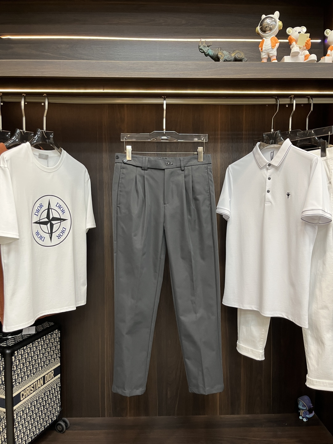 NO:412255,The main recommendation Dior exclusively offers new Dior fashion men's fashionable casual pants, high-end European version original single pants, trendy and fashionable casual pants, high breathability and comfort, impeccable details, brand element design concept, reflecting high quality. It presents casual cut, and the upper body style is superb!  Number of codes 29-38 (no 35 37) H new model first release, dior, dior, alexander wang19860909主推 Dior 独家专供新款迪奥潮男时尚休闲裤高端欧版原单裤子,潮流时尚休闲裤子 透气舒适度高,细节无可挑剔,品牌元素设计理念,体现高品质.呈现休闲裁剪,上身版型超赞！ 码数29-38（无35 37） H新款首发,,dior,dior,alexander wang,Men's clothing