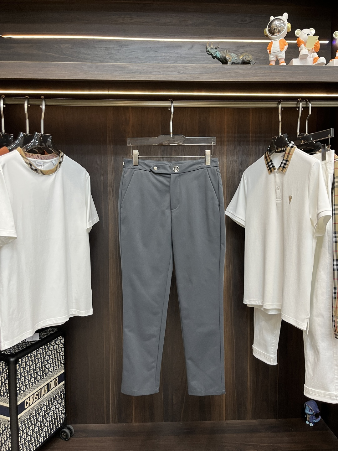 NO:412263,The main recommendation Burberry exclusively offers new Burberry trendy men's fashionable casual pants high-end European version original single pants, trendy and fashionable casual pants, high breathability and comfort, impeccable details, brand element design concept, reflecting high quality. It presents casual cut, and the upper body style is superb!  Number of codes 29-38 (no 35 37) H new model first release, burberry, burberry, alexander wang19860909主推 Burberry 独家专供新款巴宝莉潮男时尚休闲裤高端欧版原单裤子,潮流时尚休闲裤子 透气舒适度高,细节无可挑剔,品牌元素设计理念,体现高品质.呈现休闲裁剪,上身版型超赞！ 码数29-38（无35 37） H新款首发,,burberry,burberry,alexander wang,Men's clothing