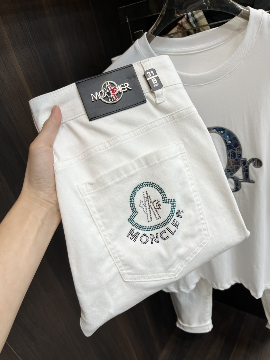 NO:468265,The main recommendation is Moncler 2025 spring exclusively for new style men's fashionable casual jeans, new spring pants, high-end European version original single trend fashionable casual trousers, high breathability and comfort, impeccable details, brand element design concept, reflecting high quality. It presents casual cut, and the upper body style is superb!  Number of codes 29-38 H2025 new model first release, Moncler, jeans, alexander wang19860909主推 Moncler 2025春季独家专供新款蒙口潮男时尚休闲牛仔裤,春季新款裤子 高端欧版原单潮流时尚休闲裤子 透气舒适度高,细节无可挑剔,品牌元素设计理念,体现高品质.呈现休闲裁剪,上身版型超赞！ 码数29-38 H2025新款首发,,Moncler,jeans,alexander wang,Men's clothing