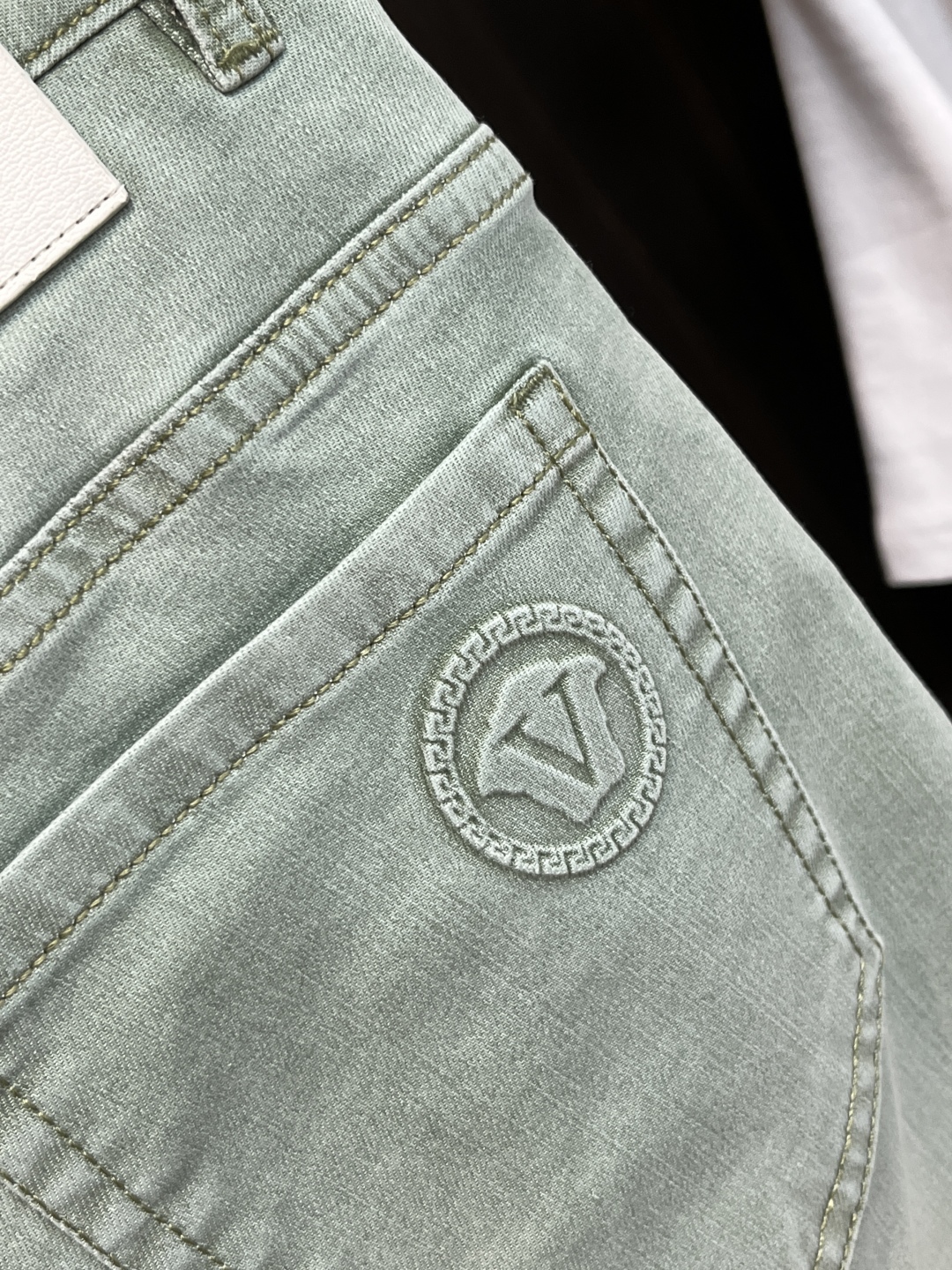 “Versace 2025 Spring Collection: High-End European Fashion Pants with Impeccable Detail” - 图片 8