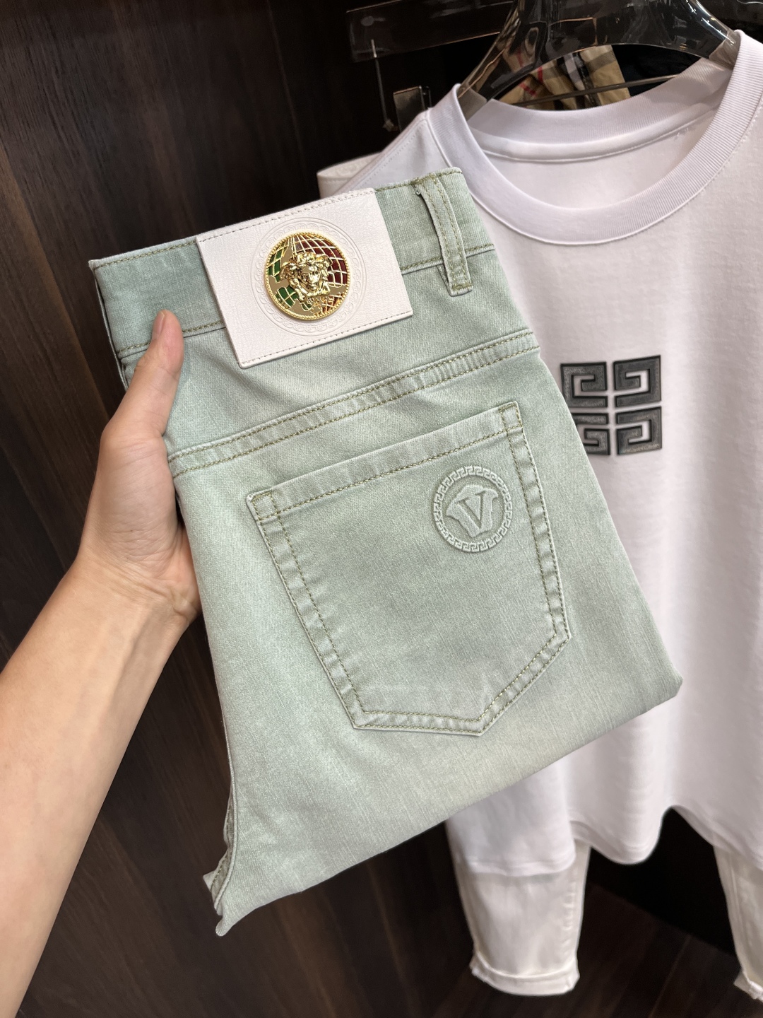 “Versace 2025 Spring Collection: High-End European Fashion Pants with Impeccable Detail” - 图片 1