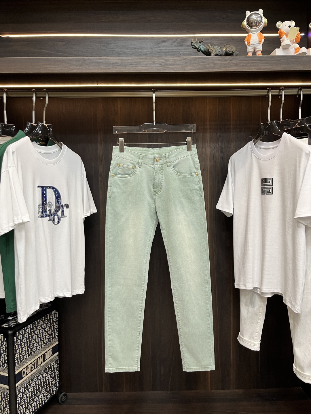 “Versace 2025 Spring Collection: High-End European Fashion Pants with Impeccable Detail” - 图片 2
