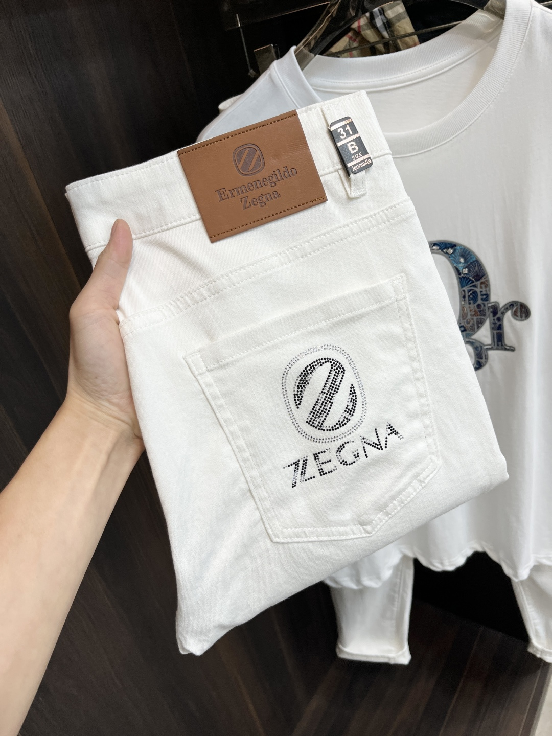 NO:468272,The main recommendation Zegna is exclusively available for the new Jenya trendy men's fashionable casual jeans, new spring pants, high-end European version original single trendy fashionable casual trousers, high breathability and comfort, impeccable details, brand element design concept, reflecting high quality. It presents casual cut, and the upper body style is superb!  Number of codes 29-38 H2025 new model first release, zegna, jeans, alexander wang19860909主推 Zegna 2025春季独家专供新款杰尼亚潮男时尚休闲牛仔裤,春季新款裤子 高端欧版原单潮流时尚休闲裤子 透气舒适度高,细节无可挑剔,品牌元素设计理念,体现高品质.呈现休闲裁剪,上身版型超赞！ 码数29-38 H2025新款首发,,zegna,jeans,alexander wang,Men's clothing