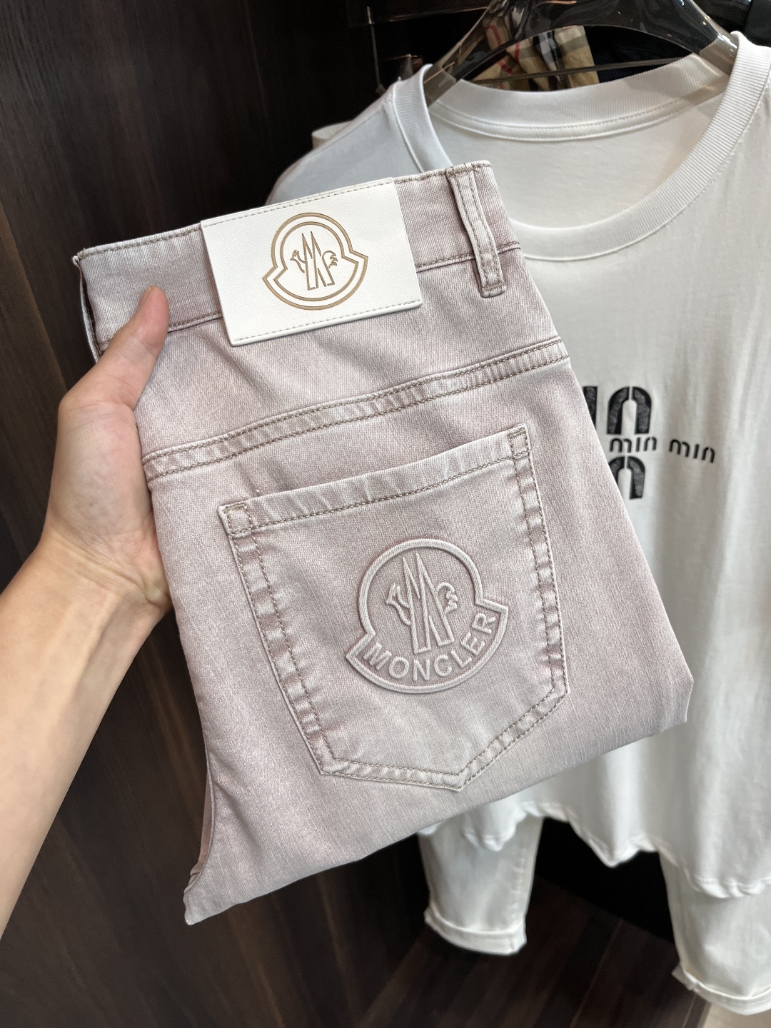 NO:412270,The main recommendation is Moncler 2025 spring exclusively for new style men's fashionable casual jeans, new spring pants, high-end European version original single trend fashionable casual trousers, high breathability and comfort, impeccable details, brand element design concept, reflecting high quality. It presents casual cut, and the upper body style is superb!  Number of codes 29-38 H2025 new model first release, Moncler, jeans, alexander wang19860909主推 Moncler 2025春季独家专供新款蒙口潮男时尚休闲牛仔裤,春季新款裤子 高端欧版原单潮流时尚休闲裤子 透气舒适度高,细节无可挑剔,品牌元素设计理念,体现高品质.呈现休闲裁剪,上身版型超赞！ 码数29-38 H2025新款首发,,Moncler,jeans,alexander wang,Men's clothing