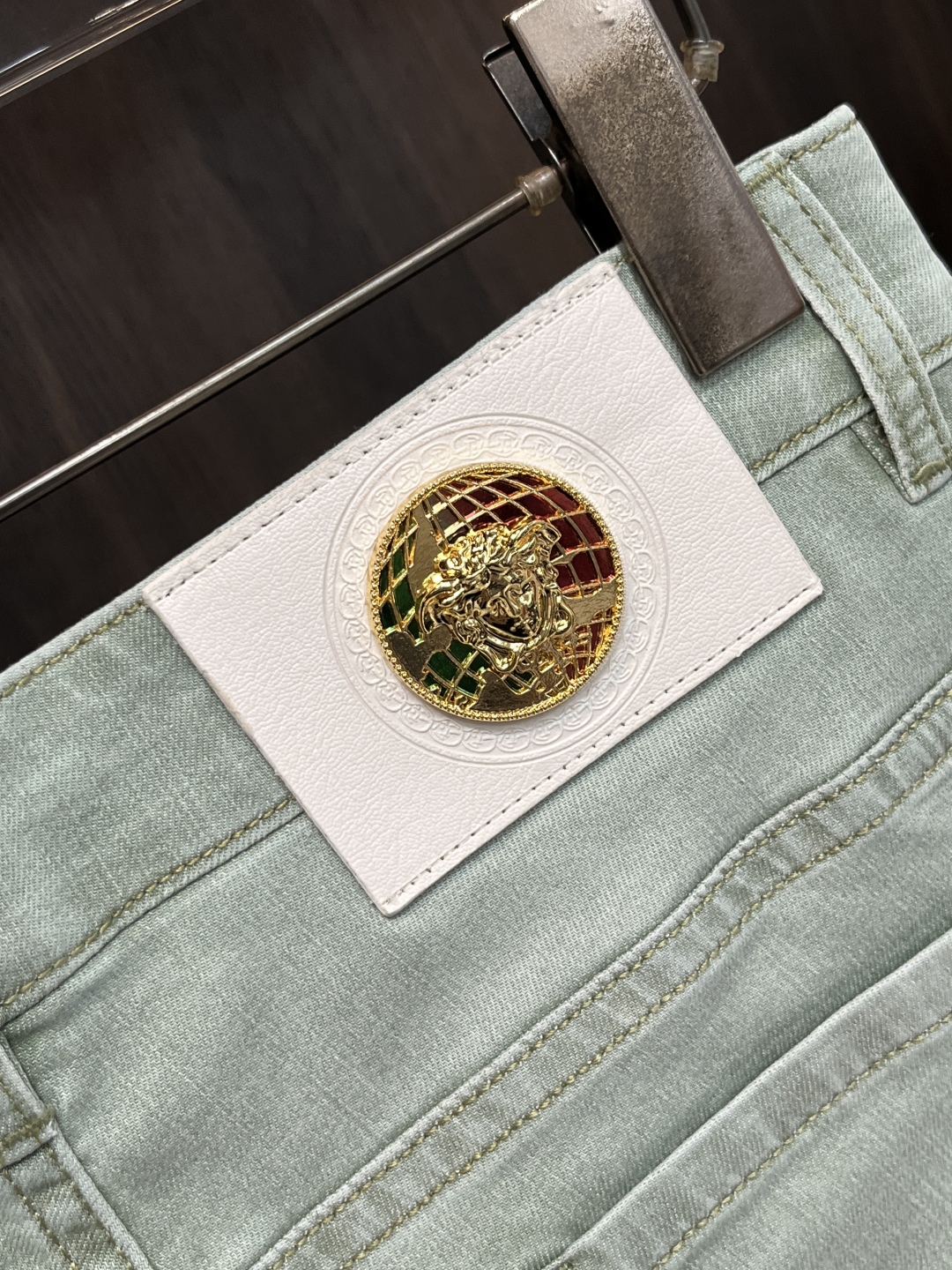 “Versace 2025 Spring Collection: High-End European Fashion Pants with Impeccable Detail” - 图片 7