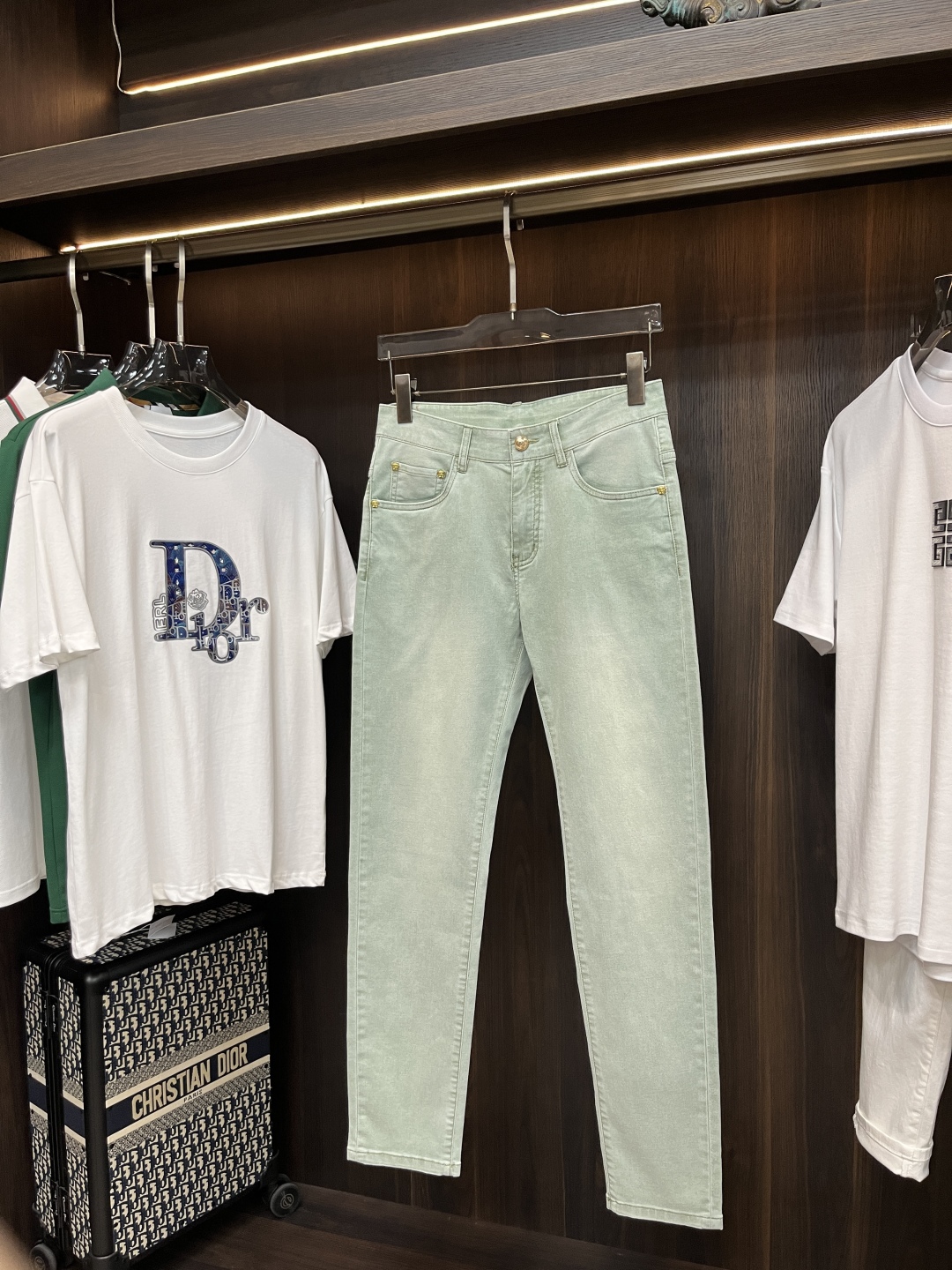 “Versace 2025 Spring Collection: High-End European Fashion Pants with Impeccable Detail” - 图片 3