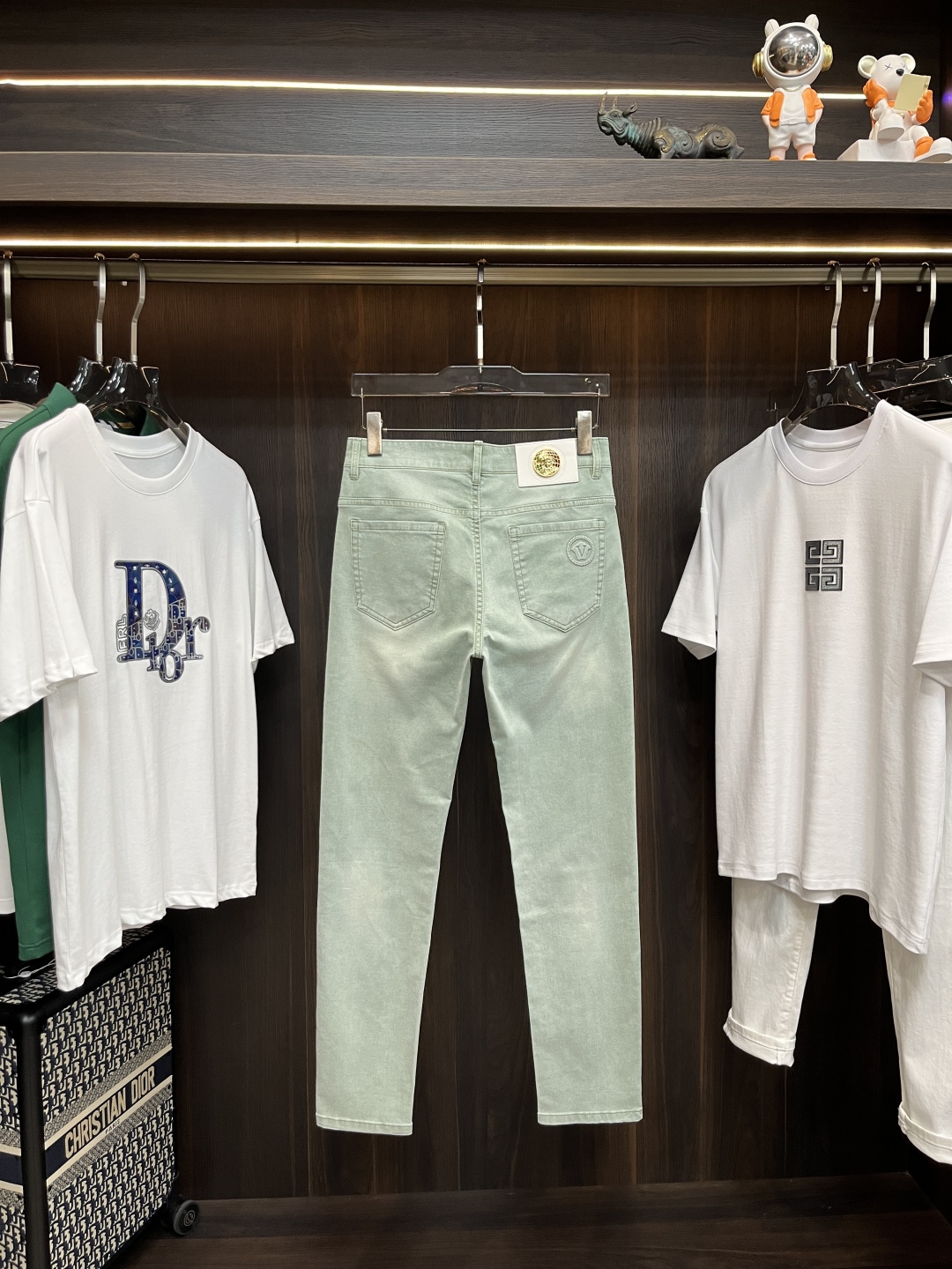 “Versace 2025 Spring Collection: High-End European Fashion Pants with Impeccable Detail” - 图片 4