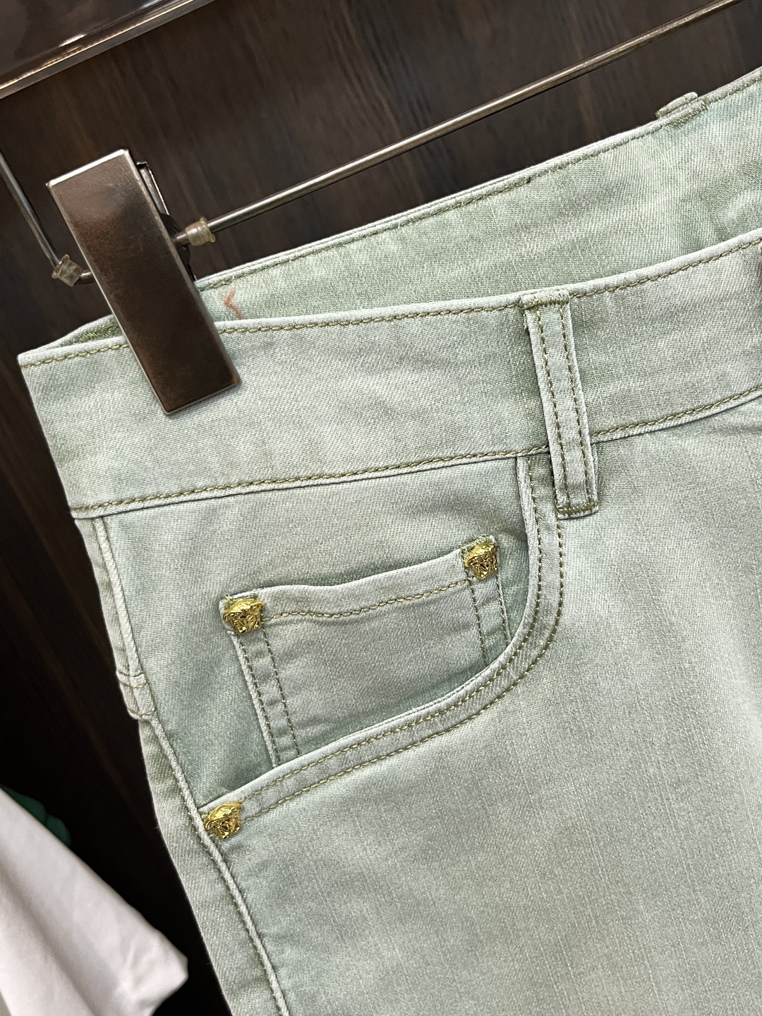 “Versace 2025 Spring Collection: High-End European Fashion Pants with Impeccable Detail” - 图片 6