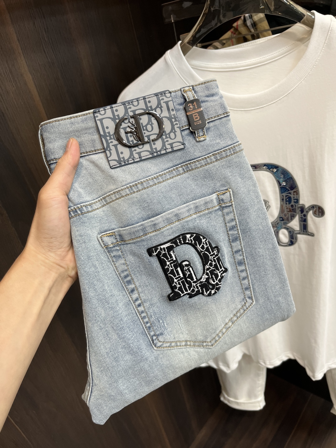 NO:495941,The main recommendation is Dior 2025 spring exclusively for new Dior trendy men's fashionable casual jeans, new spring pants, high-end European version original single trendy fashionable casual trousers, high breathability and comfort, impeccable details, brand element design concept, reflecting high quality. It presents casual cut, and the upper body style is superb!  Number of codes 29-38 H2025 new model first release, dior, dior, jeans, alexander wang19860909主推 Dior 2025春季独家专供新款迪奥潮男时尚休闲牛仔裤,春季新款裤子 高端欧版原单潮流时尚休闲裤子 透气舒适度高,细节无可挑剔,品牌元素设计理念,体现高品质.呈现休闲裁剪,上身版型超赞！ 码数29-38 H2025新款首发,,dior,dior,jeans,alexander wang,Men's clothing