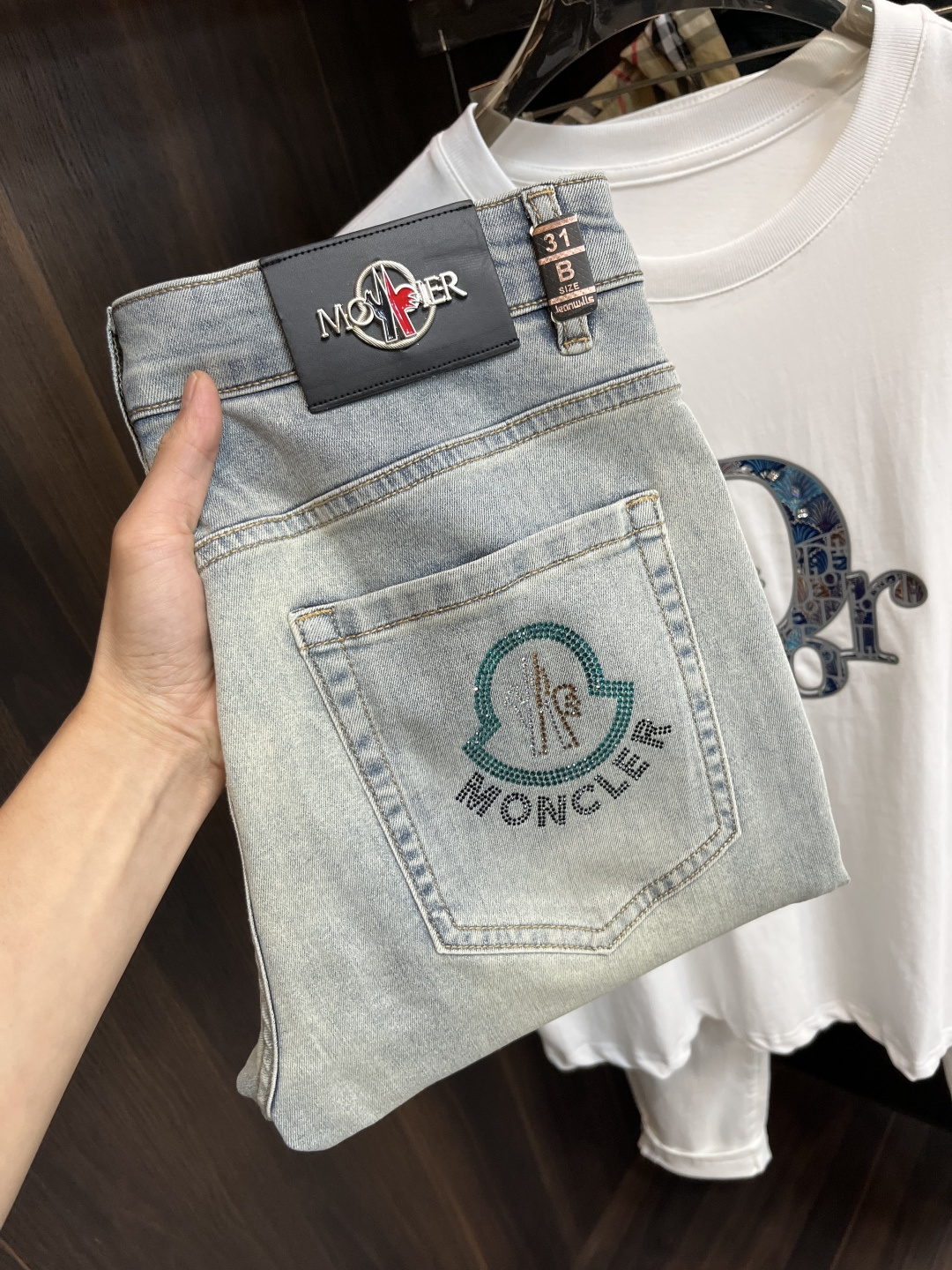 NO:495986,The main recommendation is Moncler 2025 spring exclusively for new style men's fashionable casual jeans, new spring pants, high-end European version original single trend fashionable casual trousers, high breathability and comfort, impeccable details, brand element design concept, reflecting high quality. It presents casual cut, and the upper body style is superb!  Number of codes 29-38 H2025 new model first release, Moncler, jeans, alexander wang19860909主推 Moncler 2025春季独家专供新款蒙口潮男时尚休闲牛仔裤,春季新款裤子 高端欧版原单潮流时尚休闲裤子 透气舒适度高,细节无可挑剔,品牌元素设计理念,体现高品质.呈现休闲裁剪,上身版型超赞！ 码数29-38 H2025新款首发,,Moncler,jeans,alexander wang,Men's clothing