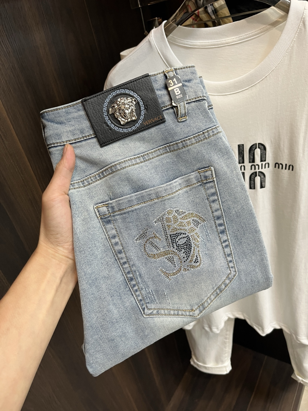 NO:468292,The main recommendation is Versace 2025 spring exclusively for new Versace trendy men's fashionable casual jeans, new spring pants, high-end European version original single trendy fashionable casual trousers, high breathability and comfort, impeccable details, brand element design concept, reflecting high quality. It presents casual cut, and the upper body style is superb!  Number of codes 29-38 H2025 new model first release, versace, versace, jeans, alexander wang19860909主推 Versace 2025春季独家专供新款范思哲潮男时尚休闲牛仔裤,春季新款裤子 高端欧版原单潮流时尚休闲裤子 透气舒适度高,细节无可挑剔,品牌元素设计理念,体现高品质.呈现休闲裁剪,上身版型超赞！ 码数29-38 H2025新款首发,,versace,versace,jeans,alexander wang,Men's clothing