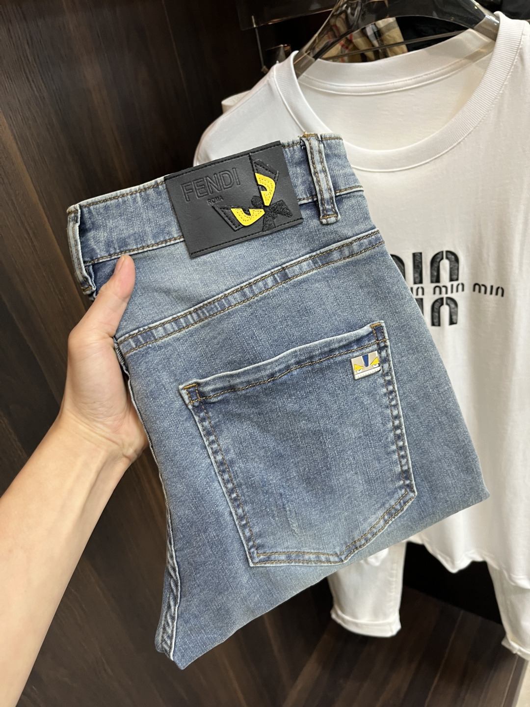 NO:468298,The main recommendation is Fendi 2025 spring exclusively for new Fendi trendy men's fashionable casual jeans, new spring pants, high-end European version original single trendy fashionable casual trousers, high breathability and comfort, impeccable details, brand element design concept, reflecting high quality. It presents casual cut, and the upper body style is excellent!  Number of codes 29-38 H2025 new model first release, fendi, fendi, jeans, alexander wang19860909主推 Fendi 2025春季独家专供新款芬迪潮男时尚休闲牛仔裤,春季新款裤子 高端欧版原单潮流时尚休闲裤子 透气舒适度高,细节无可挑剔,品牌元素设计理念,体现高品质.呈现休闲裁剪,上身版型超赞！ 码数29-38 H2025新款首发,,fendi,fendi,jeans,alexander wang,Men's clothing