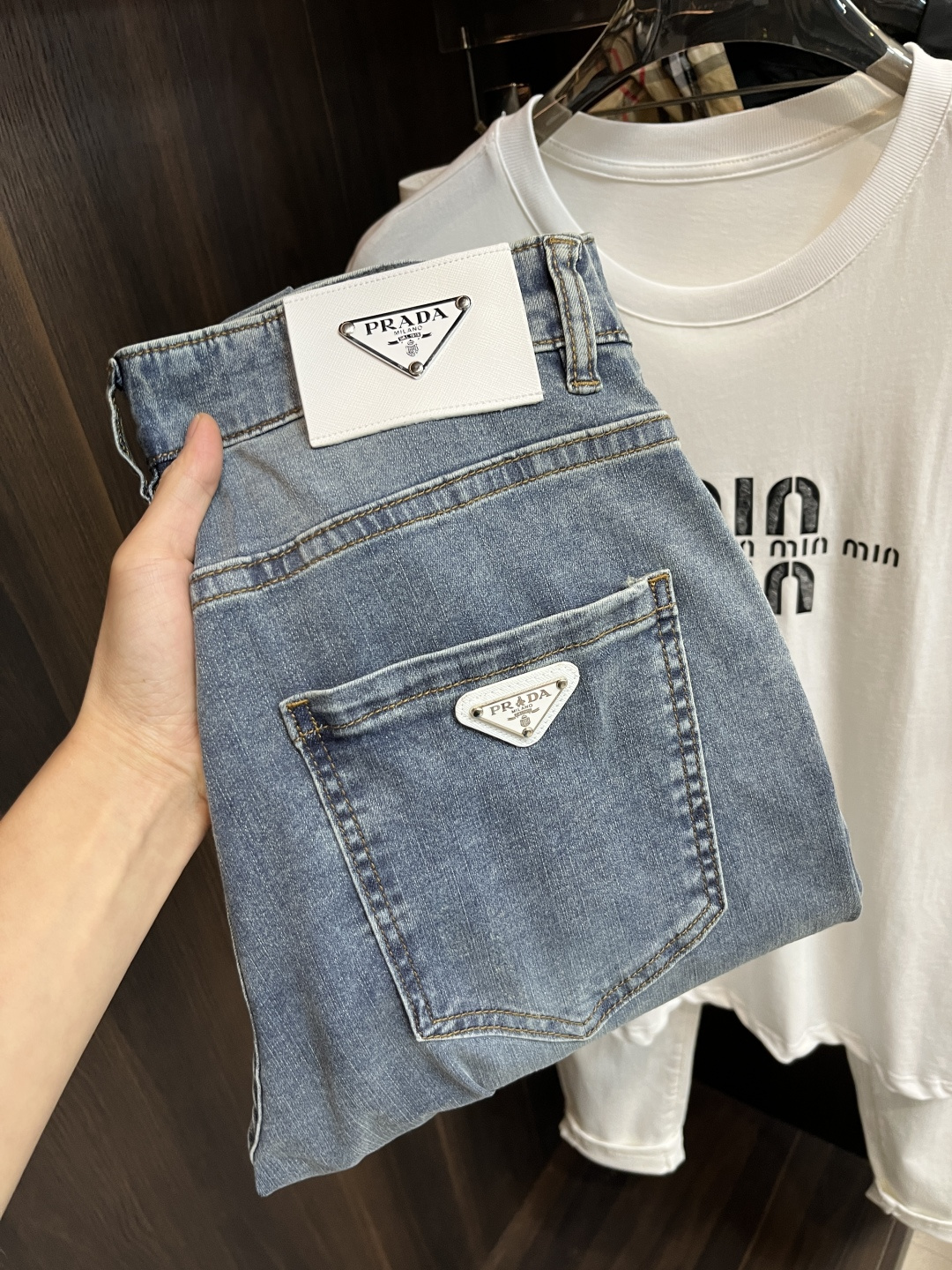 NO:468239,The main recommendation is Prada 2025 spring exclusively for new Prada trendy men's fashionable casual jeans, new spring pants, high-end European version original single trendy fashionable casual trousers, high breathability and comfort, impeccable details, brand element design concept, reflecting high quality. It presents casual cut, and the upper body style is superb!  Number of codes 29-38 H2025 new model first release, prada, prada, jeans, alexander wang19860909主推 Prada 2025春季独家专供新款普拉达潮男时尚休闲牛仔裤,春季新款裤子 高端欧版原单潮流时尚休闲裤子 透气舒适度高,细节无可挑剔,品牌元素设计理念,体现高品质.呈现休闲裁剪,上身版型超赞！ 码数29-38 H2025新款首发,,prada,prada,jeans,alexander wang,Men's clothing