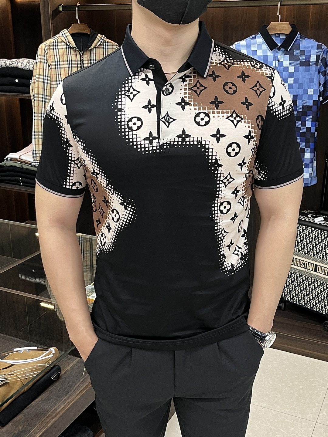 NO:412221,Mainly recommended LV 2025ss Snake New Year Donkey Lapel Boutique Short-sleeved T-shirt Official website synchronization High-end quality three-D printed model, custom top mercerized cotton fabric, top factory 1:1 production, fashionable big brand heavy craft logo design, soft and delicate touch, skin-friendly and comfortable to wear, versatile and casual, handsome, trendy men's essential products Size M-3XL H2025 new model first release,,louis vuitton,louis vuitton,T-shirt,tees,t-shirt,alexander wang19860909主推 LV 2025ss蛇年新款驴牌翻领精品短袖T恤 官网同步 高端品质三D印花款,定制顶级丝光棉面料,顶级大厂1:1制作,时尚大牌重工艺logo设计,手感柔软细腻 穿着亲肤舒适 百搭休闲 上身非常赞 帅气 潮男必备品 尺码M-3XL H2025新款首发,,louis vuitton,louis vuitton,T-shirt,tees，t-shirt,alexander wang,Men's clothing