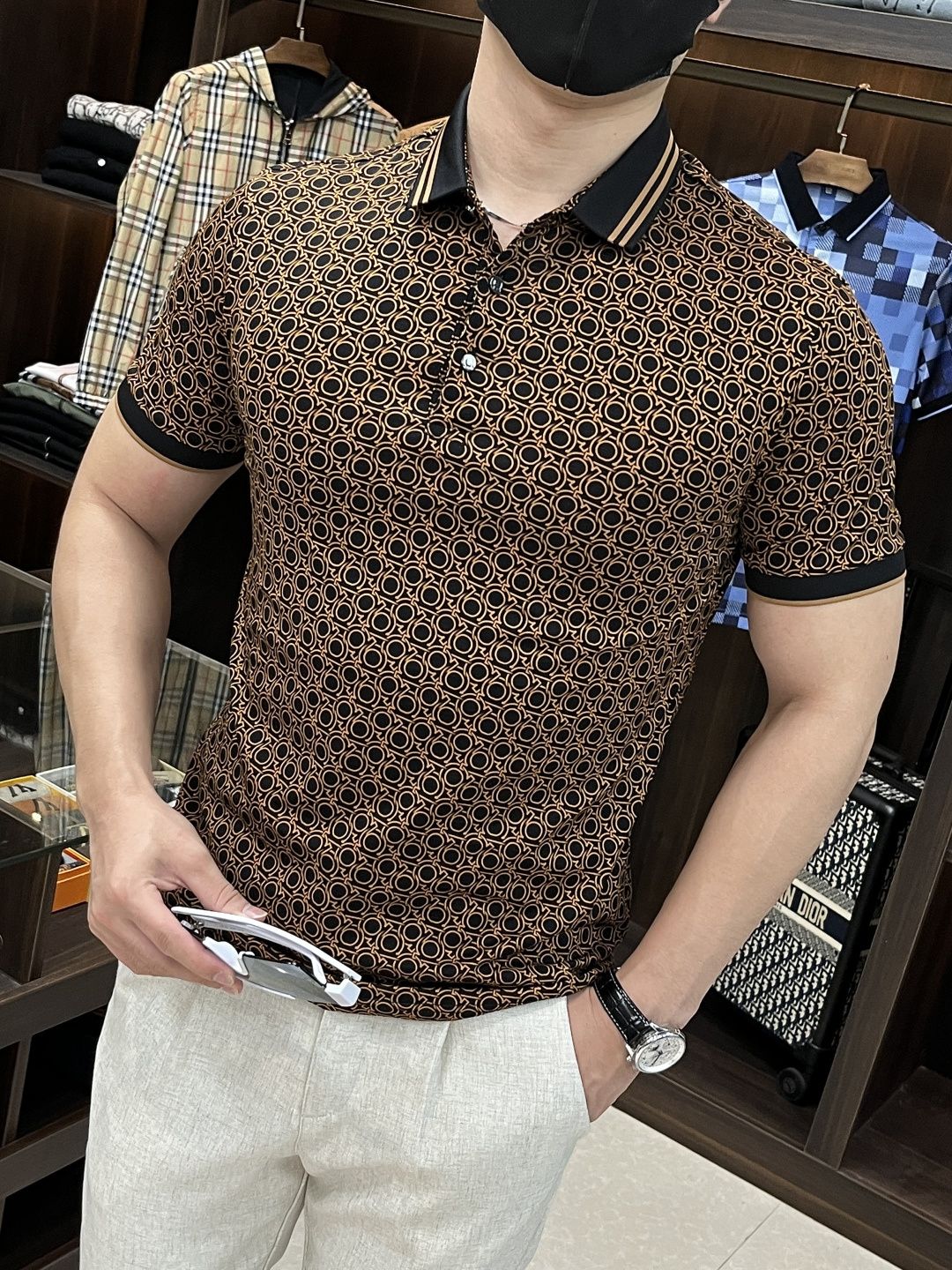 NO:412229,Mainly recommended Gucci 2025ss Snake New Gucci Lapel Boutique Short-sleeved T-shirt Official website synchronization High-end quality three-D printed model, custom top mercerized cotton fabric, top factory 1:1 production, fashionable brand heavy craft logo design, soft and delicate touch, skin-friendly and comfortable to wear, versatile and casual, the upper body is very good, handsome, trendy men's essential products Size M-3XL H2025 new model first release,,gucci,gucci,T-shirt,tees,t-shirt,alexander wang19860909主推 Gucci 2025ss蛇年新款古驰翻领精品短袖T恤 官网同步 高端品质三D印花款,定制顶级丝光棉面料,顶级大厂1:1制作,时尚大牌重工艺logo设计,手感柔软细腻 穿着亲肤舒适 百搭休闲 上身非常赞 帅气 潮男必备品 尺码M-3XL H2025新款首发,,gucci,gucci,T-shirt,tees，t-shirt,alexander wang,Men's clothing