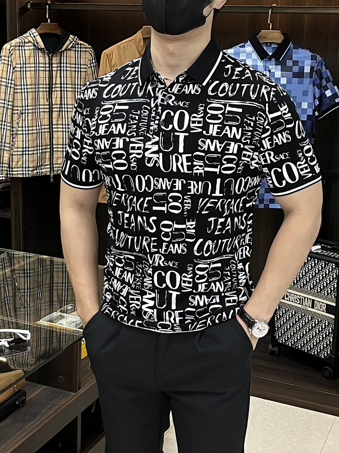 NO:412237,The main recommendation Versace 2025ss Snake New Versace Lapel Boutique Short-sleeved T-shirt Official website synchronization High-end quality three-D printed model, custom top mercerized cotton fabric, top factory 1:1 production, fashionable big brand heavy craft logo design, soft and delicate touch, skin-friendly and comfortable to wear, versatile and casual, the upper body is very good, handsome, trendy men's essential products Size M-3XL H2025 new model first release, versace, versace, T-shirt, tees, t-shirt, alexander wang19860909主推 Versace 2025ss蛇年新款范思哲翻领精品短袖T恤 官网同步 高端品质三D印花款,定制顶级丝光棉面料,顶级大厂1:1制作,时尚大牌重工艺logo设计,手感柔软细腻 穿着亲肤舒适 百搭休闲 上身非常赞 帅气 潮男必备品 尺码M-3XL H2025新款首发,,versace,versace,T-shirt,tees，t-shirt,alexander wang,Men's clothing