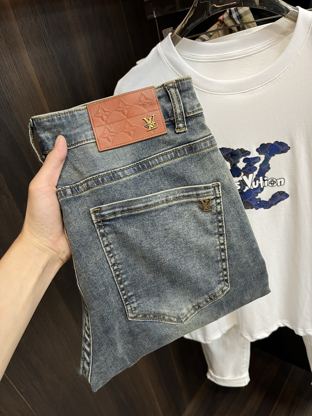 NO:415480,The main recommendation is LV donkey brand. It is exclusively available for new trendy men's fashionable casual jeans, high-end European version original single pants, trendy and fashionable casual pants. It has high breathability and comfort, impeccable details, and the brand element design concept reflects high quality. It presents casual cuts, and the upper body style is excellent!  Number of codes 29-38 (no 35 37) H new model first release, louis vuitton, louis vuitton, jeans, alexander wang19860909主推 LV 驴牌 独家专供新款潮男时尚休闲牛仔裤,高端欧版原单裤子,潮流时尚休闲裤子 透气舒适度高,细节无可挑剔,品牌元素设计理念,体现高品质.呈现休闲裁剪,上身版型超赞！ 码数29-38（无35 37） H新款首发,,louis vuitton,louis vuitton,jeans,alexander wang,Men's clothing