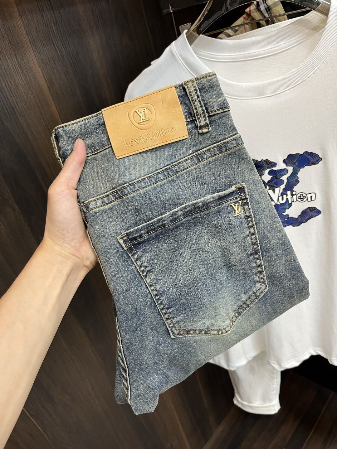 NO:468278,The main recommendation is LV donkey brand. It is exclusively available for new trendy men's fashionable casual jeans, high-end European version original single pants, trendy and fashionable casual pants. It has high breathability and comfort, impeccable details, and the brand element design concept reflects high quality. It presents casual cuts, and the upper body style is excellent!  Number of codes 29-38 (no 35 37) H new model first release, louis vuitton, louis vuitton, jeans, alexander wang19860909主推 LV 驴牌 独家专供新款潮男时尚休闲牛仔裤,高端欧版原单裤子,潮流时尚休闲裤子 透气舒适度高,细节无可挑剔,品牌元素设计理念,体现高品质.呈现休闲裁剪,上身版型超赞！ 码数29-38（无35 37） H新款首发,,louis vuitton,louis vuitton,jeans,alexander wang,Men's clothing