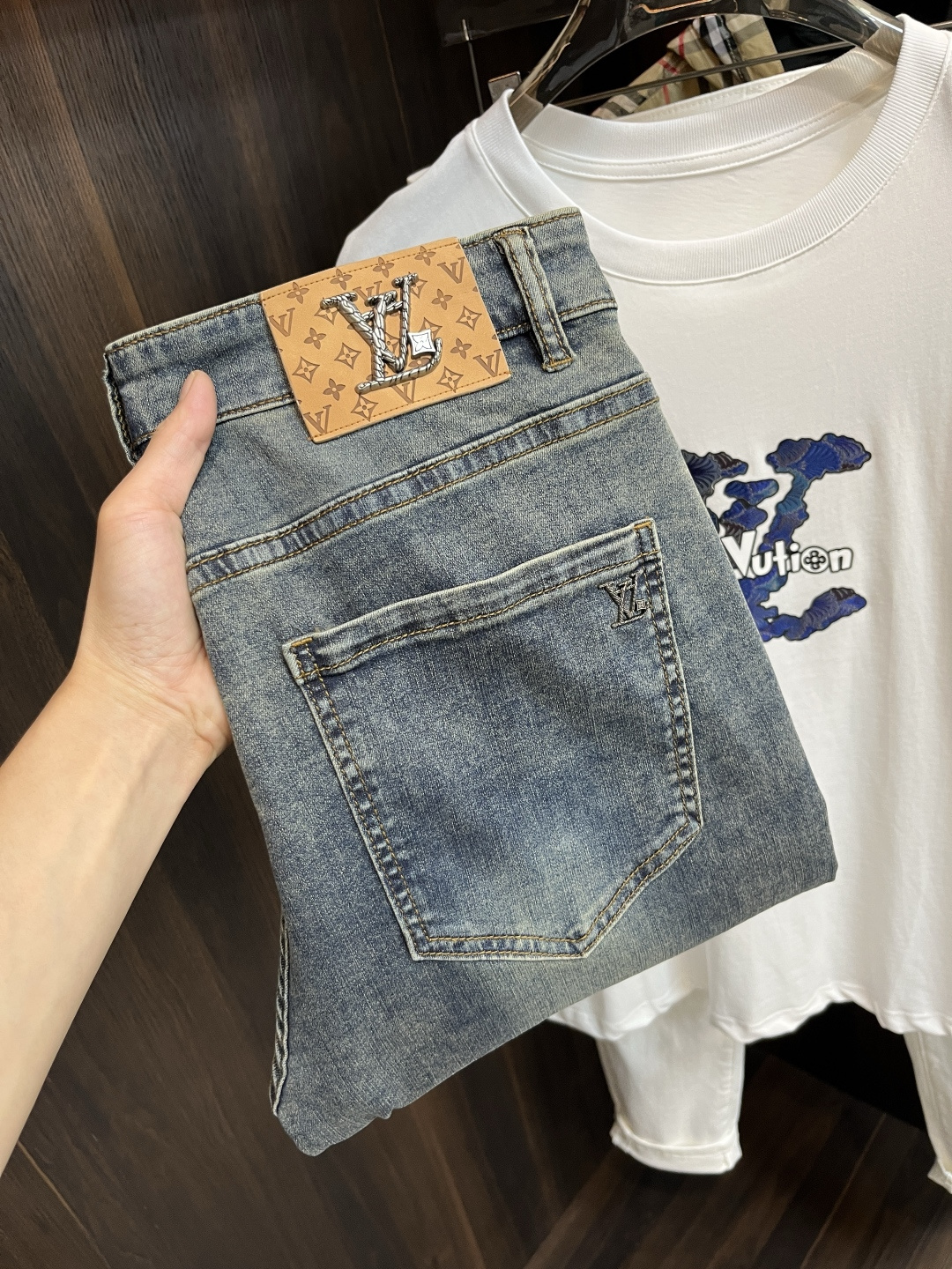 NO:461644,The main recommendation is LV donkey brand. It is exclusively available for new trendy men's fashionable casual jeans, high-end European version original single pants, trendy and fashionable casual pants. It has high breathability and comfort, impeccable details, and the brand element design concept reflects high quality. It presents casual cuts, and the upper body style is excellent!  Number of codes 29-38 (no 35 37) H new model first release, louis vuitton, louis vuitton, jeans, alexander wang19860909主推 LV 驴牌 独家专供新款潮男时尚休闲牛仔裤,高端欧版原单裤子,潮流时尚休闲裤子 透气舒适度高,细节无可挑剔,品牌元素设计理念,体现高品质.呈现休闲裁剪,上身版型超赞！ 码数29-38（无35 37） H新款首发,,louis vuitton,louis vuitton,jeans,alexander wang,Men's clothing