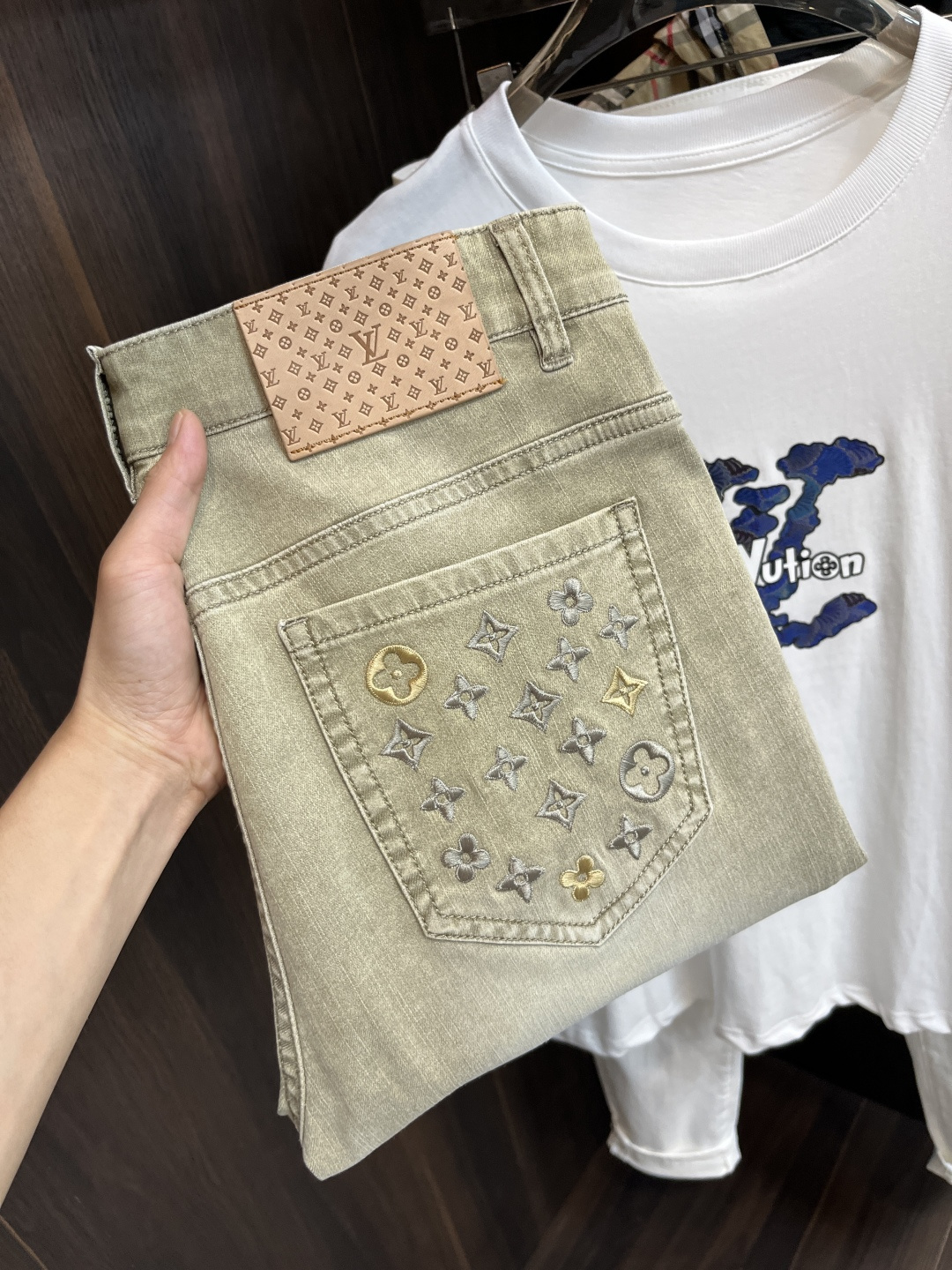 NO:495948,The main recommendation is LV donkey brand. It is exclusively available for new trendy men's fashionable casual jeans, high-end European version original single pants, trendy and fashionable casual pants. It has high breathability and comfort, impeccable details, and the brand element design concept reflects high quality. It presents casual cuts, and the upper body style is excellent!  Number of codes 29-38 (no 35 37) H new model first release, louis vuitton, louis vuitton, jeans, alexander wang19860909主推 LV 驴牌 独家专供新款潮男时尚休闲牛仔裤,高端欧版原单裤子,潮流时尚休闲裤子 透气舒适度高,细节无可挑剔,品牌元素设计理念,体现高品质.呈现休闲裁剪,上身版型超赞！ 码数29-38（无35 37） H新款首发,,louis vuitton,louis vuitton,jeans,alexander wang,Men's clothing