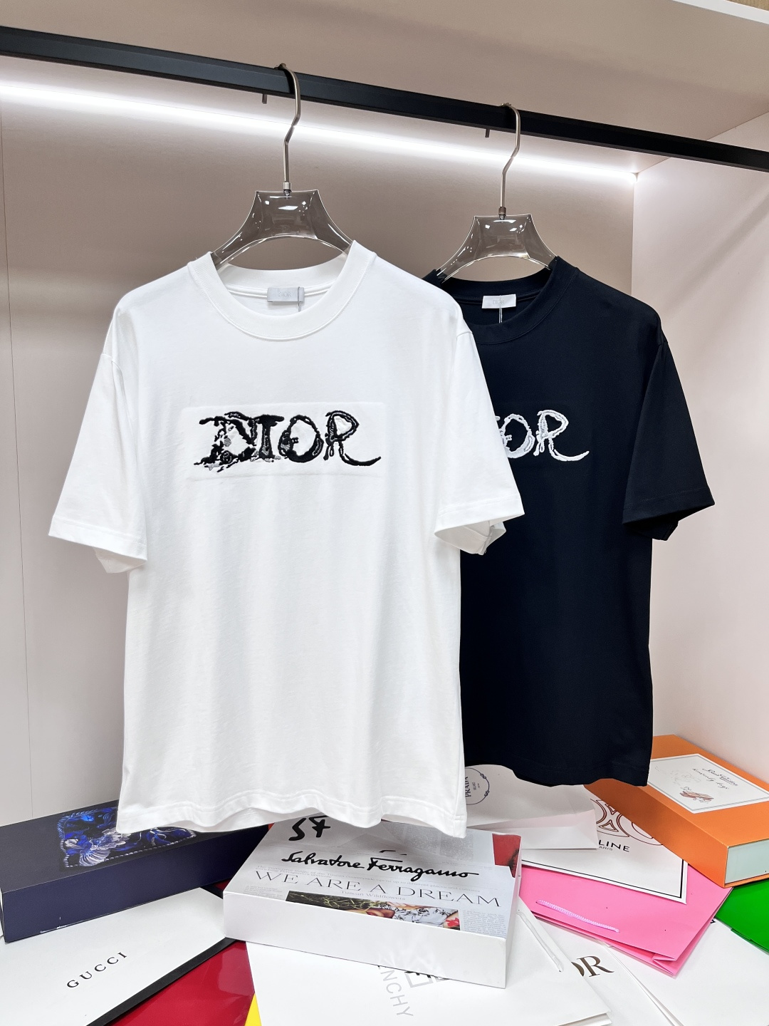 NO:437590,The main recommendation Dior is exclusively designed for the new spring model of Dior fashion casual round neck short sleeves, pure cotton fabric original single craft high-end European version original single T-shirt, trendy and fashionable casual half-sleeved, breathable and comfortable, impeccable details, brand element design concept, reflecting high quality. It presents casual cut, and the upper body style is superb!  Code number Xs-XL H2025 new model first release, dior, dior, T-shirt, tees, t-shirt, alexander wang19860909主推 Dior 独家专供春季新款迪奥时尚休闲圆领短袖,纯棉面料原单工艺高端欧版原单T恤,潮流时尚休闲半袖 透气舒适度高,细节无可挑剔,品牌元素设计理念,体现高品质.呈现休闲裁剪,上身版型超赞！ 码数Xs-XL H2025新款首发,,dior,dior,T-shirt,tees，t-shirt,alexander wang,Men's clothing