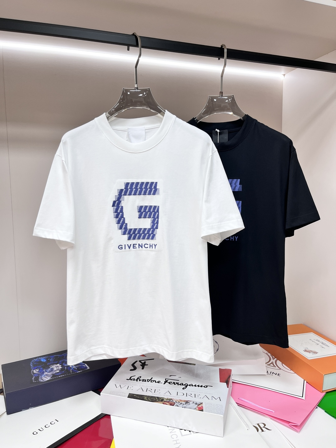 NO:437596,The main recommendation is Givenchy, exclusively exclusive for the new spring Givenchy fashion casual round neck short sleeves, pure cotton fabric original single craft high-end European version original single T-shirt, trendy and fashionable casual half-sleeved, breathable and comfortable, impeccable details, brand element design concept, reflecting high quality. It presents casual cut, and the upper body style is excellent!  Code Number Xs-XL H2025 new model first release, given , given , given , given , T-shirt, tees, t-shirt, alexander wang19860909主推 Givenchy 独家专供春季新款纪梵希时尚休闲圆领短袖,纯棉面料原单工艺高端欧版原单T恤,潮流时尚休闲半袖 透气舒适度高,细节无可挑剔,品牌元素设计理念,体现高品质.呈现休闲裁剪,上身版型超赞！ 码数Xs-XL H2025新款首发,,givenchy,givenchy,T-shirt,tees，t-shirt,alexander wang,Men's clothing