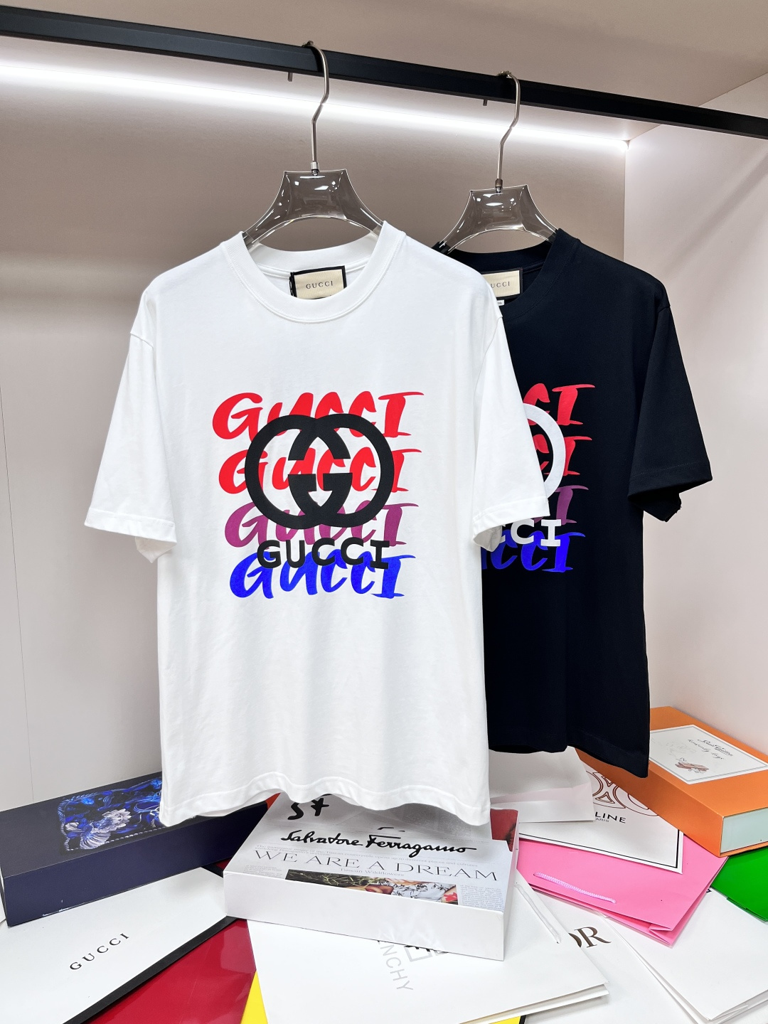 NO:437601,The main recommendation Gucci is exclusively designed for the new spring Gucci fashion casual round neck short sleeves, pure cotton fabric original single craft high-end European version original single T-shirt, trendy and fashionable casual half-sleeved, breathable and comfortable, impeccable details, brand element design concept, reflecting high quality. It presents casual cut, and the upper body style is superb!  Code number Xs-XL H2025 new model first release, gucci, gucci, T-shirt, tees, t-shirt, alexander wang19860909主推 Gucci 独家专供春季新款古驰时尚休闲圆领短袖,纯棉面料原单工艺高端欧版原单T恤,潮流时尚休闲半袖 透气舒适度高,细节无可挑剔,品牌元素设计理念,体现高品质.呈现休闲裁剪,上身版型超赞！ 码数Xs-XL H2025新款首发,,gucci,gucci,T-shirt,tees，t-shirt,alexander wang,Men's clothing