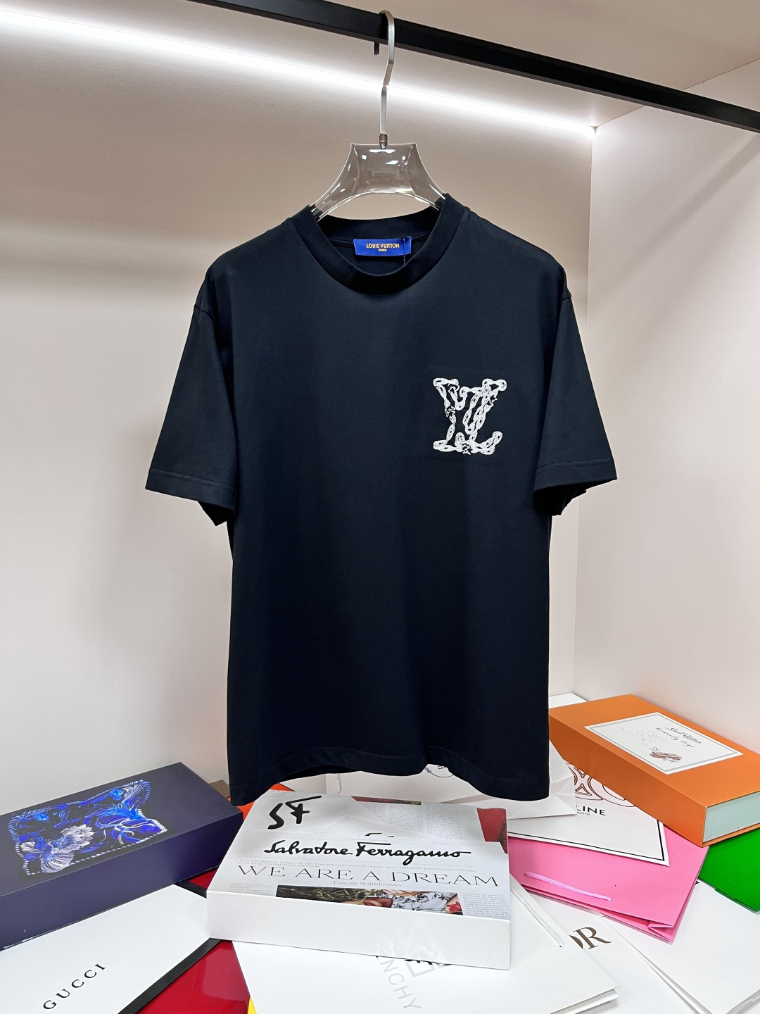 NO:437606,The main recommendation LV is exclusively designed for spring new donkey brand fashionable casual round neck short sleeves, pure cotton fabric original single craft high-end European version original single T-shirt, trendy and fashionable casual half-sleeved, breathable and comfortable, impeccable details, brand element design concept, reflecting high quality. It presents casual cut, and the upper body style is superb!  Code number Xs-XL H2025 new model first release, louis vuitton,louis vuitton,t-shirt,tees,t-shirt,alexander wang19860909主推 LV 独家专供春季新款驴牌时尚休闲圆领短袖,纯棉面料原单工艺高端欧版原单T恤,潮流时尚休闲半袖 透气舒适度高,细节无可挑剔,品牌元素设计理念,体现高品质.呈现休闲裁剪,上身版型超赞！ 码数Xs-XL H2025新款首发,,louis vuitton,louis vuitton,T-shirt,tees，t-shirt,alexander wang,Men's clothing