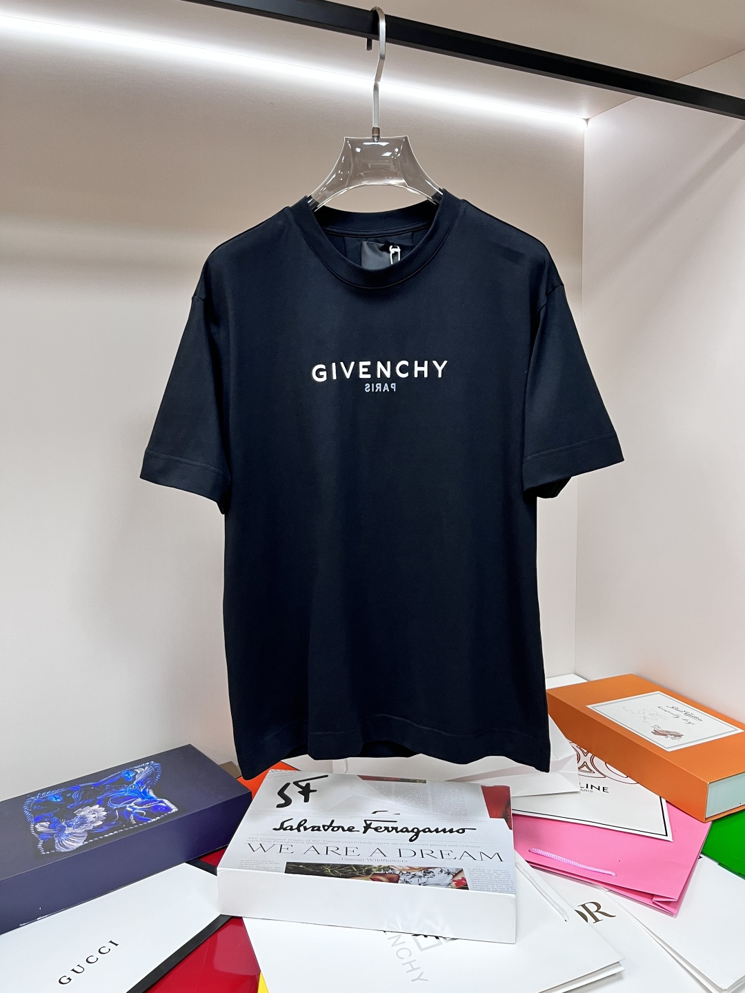 NO:437611,The main recommendation is Givenchy, exclusively exclusive for the new spring Givenchy fashion casual round neck short sleeves, pure cotton fabric original single craft high-end European version original single T-shirt, trendy and fashionable casual half-sleeved, breathable and comfortable, impeccable details, brand element design concept, reflecting high quality. It presents casual cut, and the upper body style is excellent!  Code Number Xs-XL H2025 new model first release, given , given , given , given , T-shirt, tees, t-shirt, alexander wang19860909主推 Givenchy 独家专供春季新款纪梵希时尚休闲圆领短袖,纯棉面料原单工艺高端欧版原单T恤,潮流时尚休闲半袖 透气舒适度高,细节无可挑剔,品牌元素设计理念,体现高品质.呈现休闲裁剪,上身版型超赞！ 码数Xs-XL H2025新款首发,,givenchy,givenchy,T-shirt,tees，t-shirt,alexander wang,Men's clothing