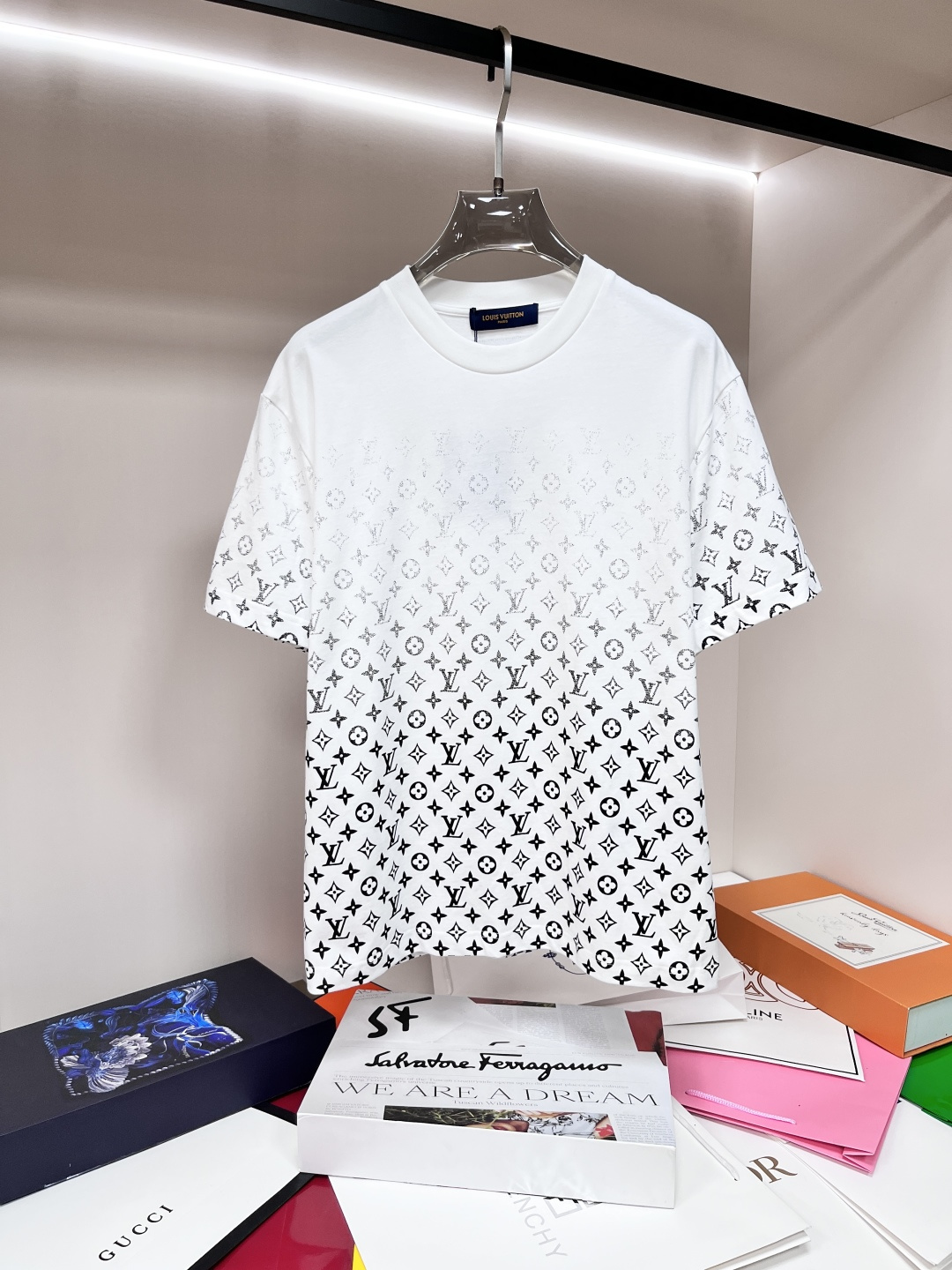 NO:437615,The main recommendation LV is exclusively designed for spring new donkey brand fashionable casual round neck short sleeves, pure cotton fabric original single craft high-end European version original single T-shirt, trendy and fashionable casual half-sleeved, breathable and comfortable, impeccable details, brand element design concept, reflecting high quality. It presents casual cut, and the upper body style is superb!  Code number Xs-XL H2025 new model first release, louis vuitton,louis vuitton,t-shirt,tees,t-shirt,alexander wang19860909主推 LV 独家专供春季新款驴牌时尚休闲圆领短袖,纯棉面料原单工艺高端欧版原单T恤,潮流时尚休闲半袖 透气舒适度高,细节无可挑剔,品牌元素设计理念,体现高品质.呈现休闲裁剪,上身版型超赞！ 码数Xs-XL H2025新款首发,,louis vuitton,louis vuitton,T-shirt,tees，t-shirt,alexander wang,Men's clothing