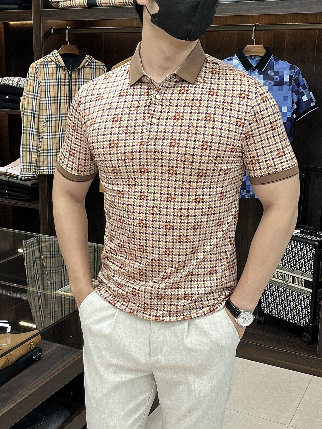 NO:412277,Mainly recommended LV 2025ss Snake New Year Donkey Lapel Boutique Short-sleeved T-shirt Official website synchronization High-end quality three-D printed model, custom top mercerized cotton fabric, top factory 1:1 production, fashionable big brand heavy craft logo design, soft and delicate touch, skin-friendly and comfortable to wear, versatile and casual, handsome, trendy men's essential products Size M-3XL H2025 new model first release,,louis vuitton,louis vuitton,T-shirt,tees,t-shirt,alexander wang19860909主推 LV 2025ss蛇年新款驴牌翻领精品短袖T恤 官网同步 高端品质三D印花款,定制顶级丝光棉面料,顶级大厂1:1制作,时尚大牌重工艺logo设计,手感柔软细腻 穿着亲肤舒适 百搭休闲 上身非常赞 帅气 潮男必备品 尺码M-3XL H2025新款首发,,louis vuitton,louis vuitton,T-shirt,tees，t-shirt,alexander wang,Men's clothing