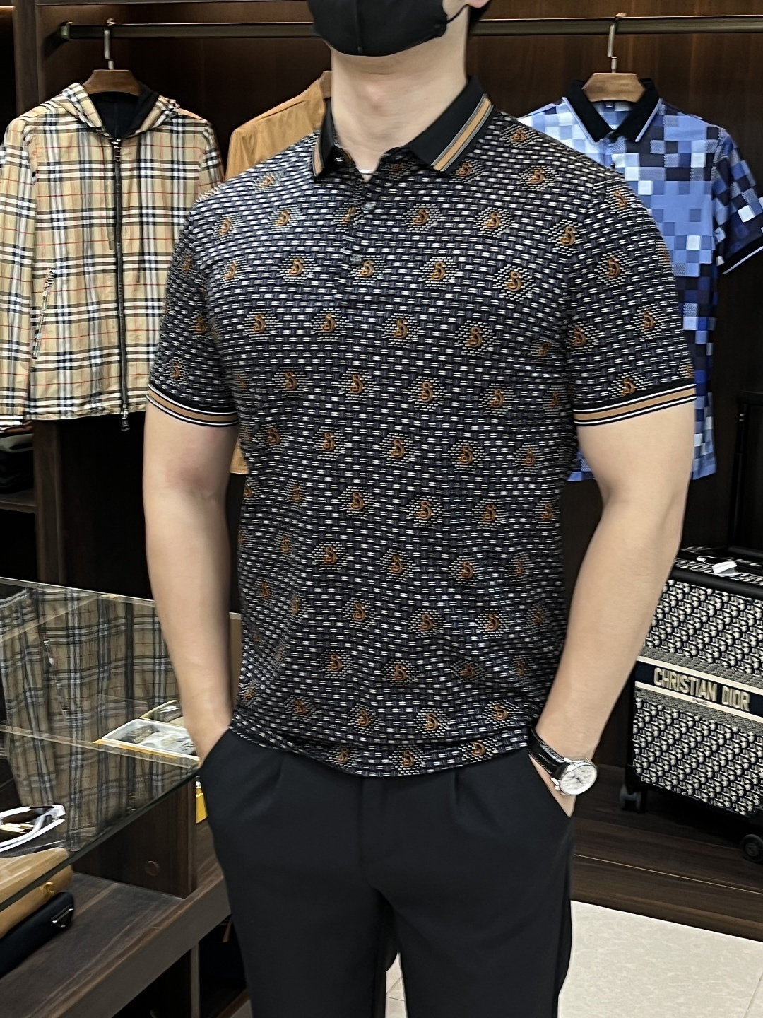 NO:412236,The main recommendation Givenchy 2025ss Snake New Givenchy Lapel Boutique Short-sleeved T-shirt Official website synchronization High-end quality three-D printed model, custom top mercerized cotton fabric, top factory 1:1 production, fashionable big brand heavy craftsmanship logo design, soft and delicate touch, skin-friendly and comfortable to wear, versatile and casual, the upper body is very good, handsome, trendy men's essential products Size M-3XL H2025 new model first release, given, given, given, given, T-shirt, tees, t-shirt, alexander wang19860909主推 Givenchy 2025ss蛇年新款纪梵希翻领精品短袖T恤 官网同步 高端品质三D印花款,定制顶级丝光棉面料,顶级大厂1:1制作,时尚大牌重工艺logo设计,手感柔软细腻 穿着亲肤舒适 百搭休闲 上身非常赞 帅气 潮男必备品 尺码M-3XL H2025新款首发,,givenchy,givenchy,T-shirt,tees，t-shirt,alexander wang,Men's clothing