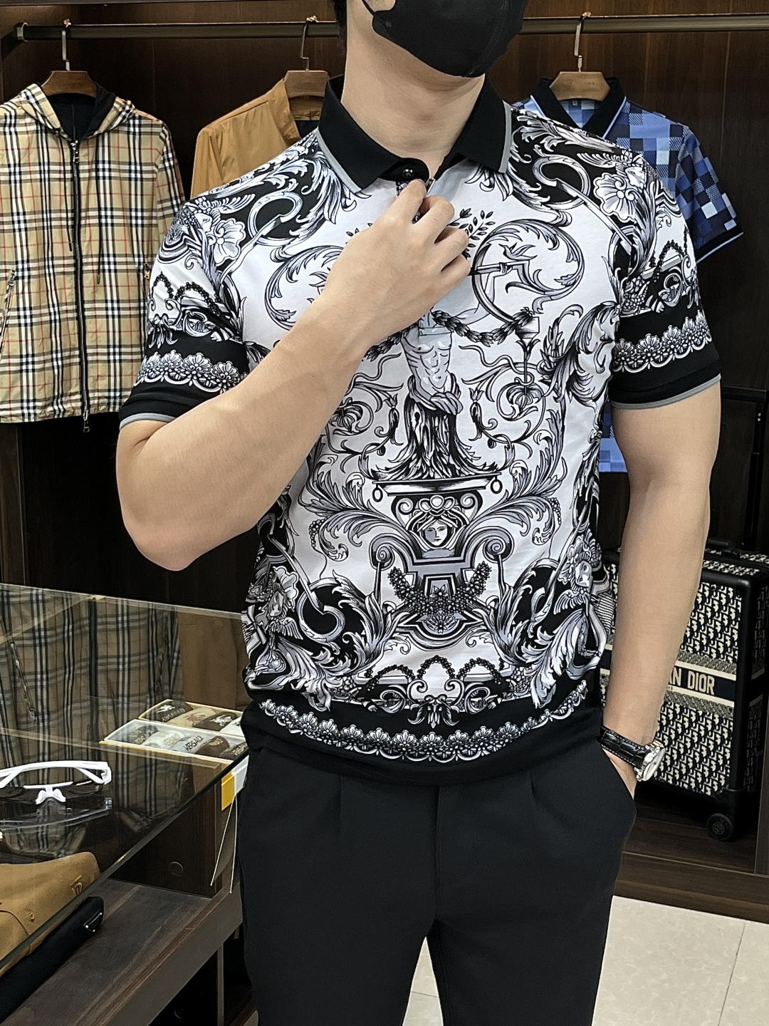 NO:412244,Mainly recommended D&G 2025ss Snake New Dolce Gabbana Lapel Boutique Short-sleeved T-shirt Official website synchronization High-end quality three-D printed model, custom top mercerized cotton fabric, top factory 1:1 production, fashionable big brand heavy craft logo design, soft and delicate touch, skin-friendly and comfortable to wear, versatile and casual, the upper body is very good, handsome, trendy men's essential products Size M-3XL H2025 new model first release, Dolce&Gabbana, Dolce&Gabbana, T-shirt,tees, t-shirt,alexander wang19860909主推 D&G 2025ss蛇年新款杜嘉班纳翻领精品短袖T恤 官网同步 高端品质三D印花款,定制顶级丝光棉面料,顶级大厂1:1制作,时尚大牌重工艺logo设计,手感柔软细腻 穿着亲肤舒适 百搭休闲 上身非常赞 帅气 潮男必备品 尺码M-3XL H2025新款首发,,Dolce&Gabbana,Dolce&Gabbana,T-shirt,tees，t-shirt,alexander wang,Men's clothing