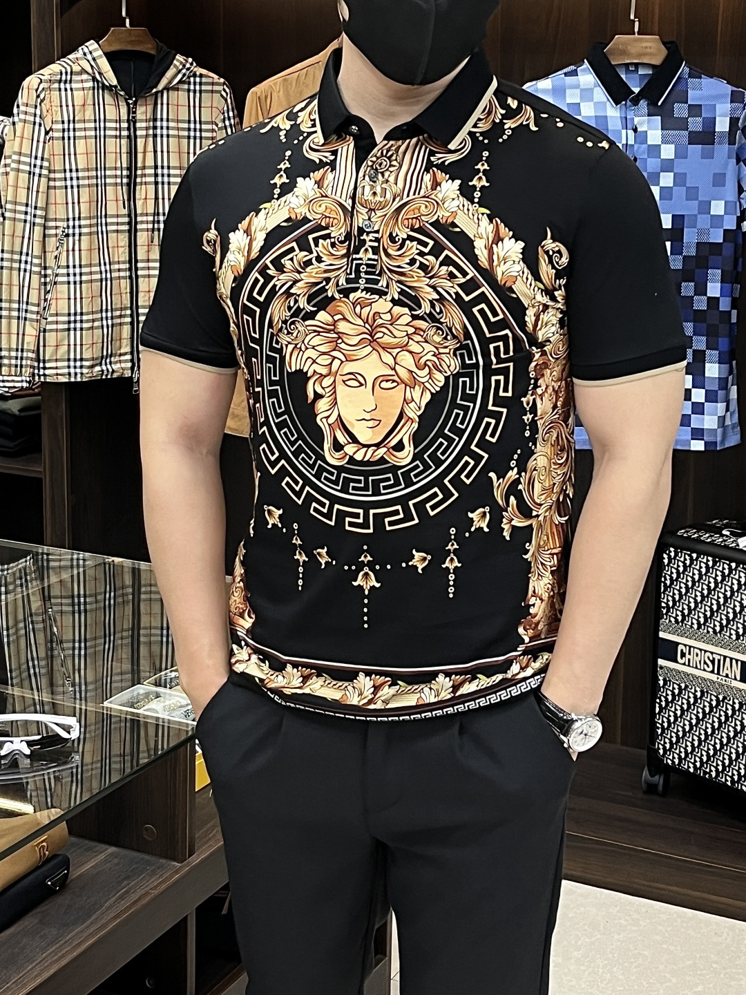 NO:412252,The main recommendation Versace 2025ss Snake New Versace Lapel Boutique Short-sleeved T-shirt Official website synchronization High-end quality three-D printed model, custom top mercerized cotton fabric, top factory 1:1 production, fashionable big brand heavy craft logo design, soft and delicate touch, skin-friendly and comfortable to wear, versatile and casual, the upper body is very good, handsome, trendy men's essential products Size M-3XL H2025 new model first release, versace, versace, T-shirt, tees, t-shirt, alexander wang19860909主推 Versace 2025ss蛇年新款范思哲翻领精品短袖T恤 官网同步 高端品质三D印花款,定制顶级丝光棉面料,顶级大厂1:1制作,时尚大牌重工艺logo设计,手感柔软细腻 穿着亲肤舒适 百搭休闲 上身非常赞 帅气 潮男必备品 尺码M-3XL H2025新款首发,,versace,versace,T-shirt,tees，t-shirt,alexander wang,Men's clothing